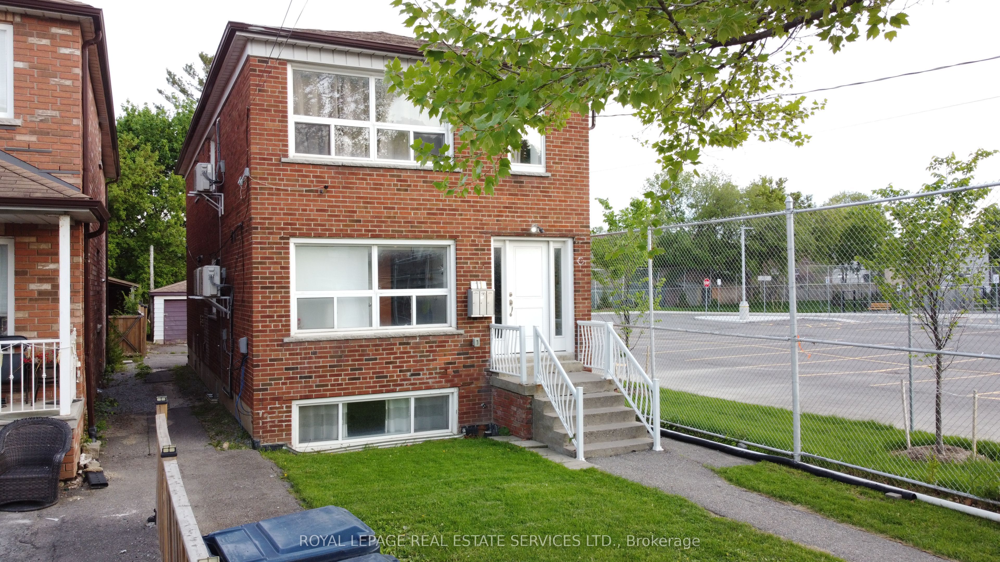 11 Dennis Avenue, Toronto, ON M6N 2T7 photo 4