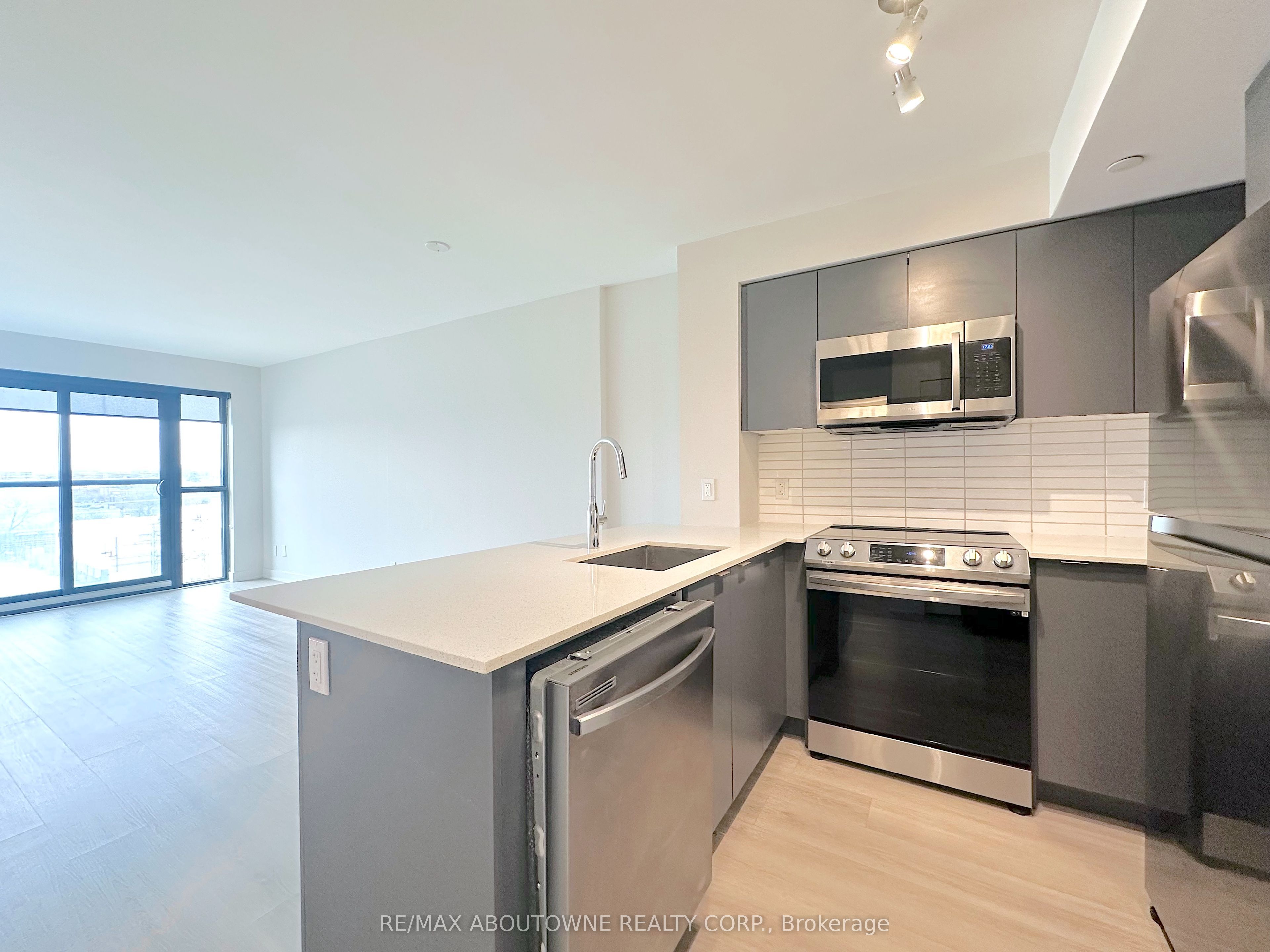 3385 Dundas Street W 514, Toronto, ON M6S 2S2 photo 2