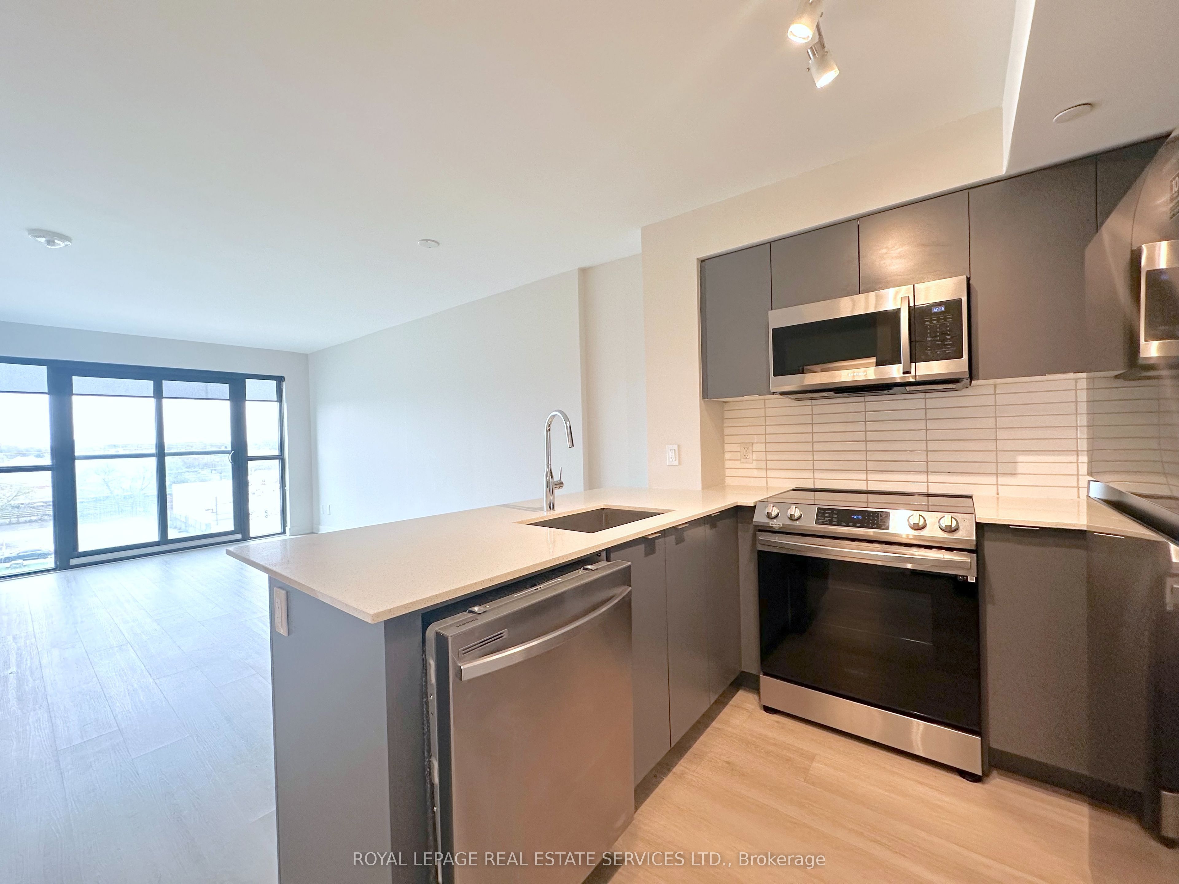 3385 Dundas Street W 514, Toronto, ON M6S 2S2 photo 3