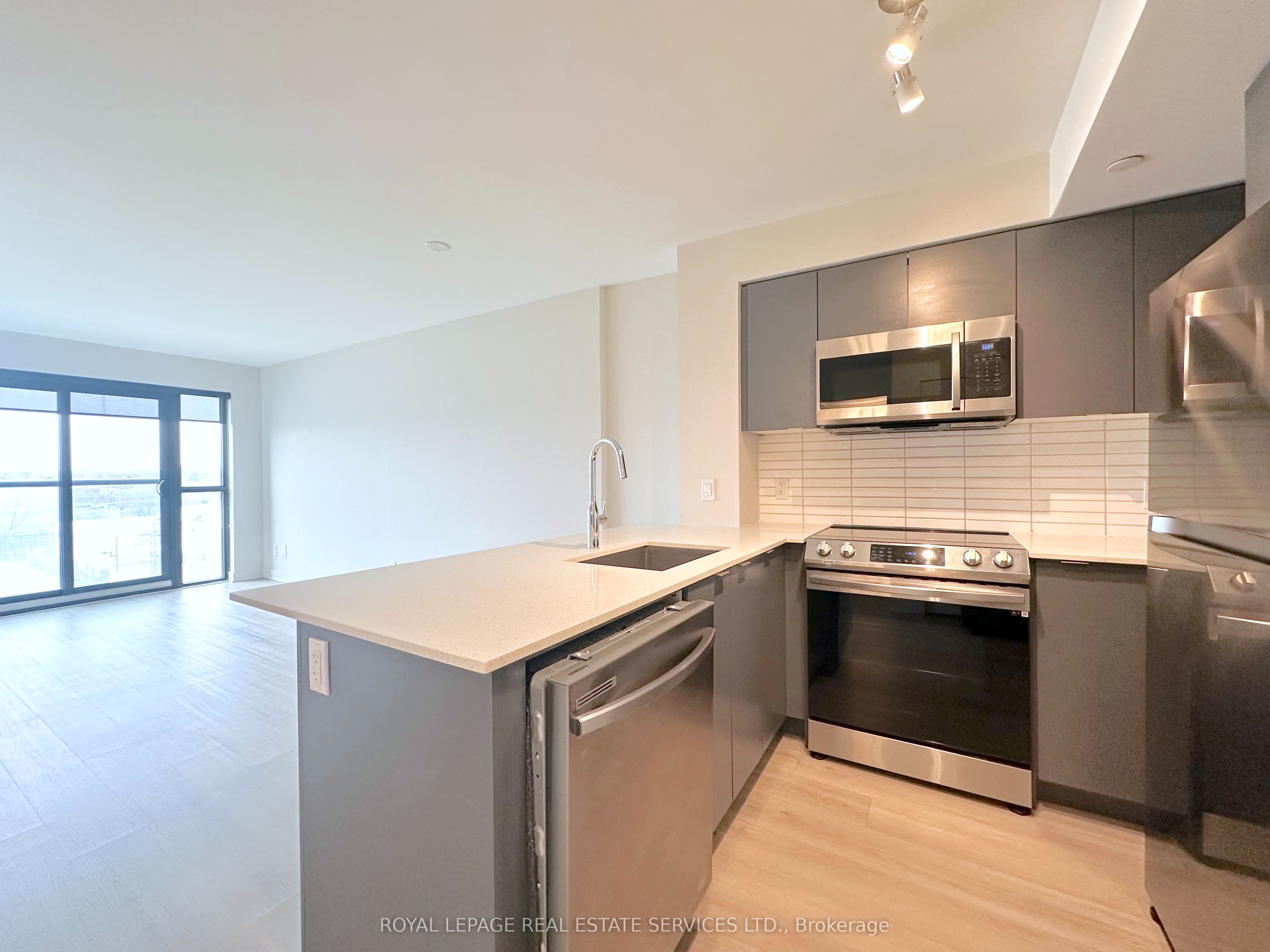 3385 Dundas Street W 514, Toronto, ON M6S 2S2 photo 4