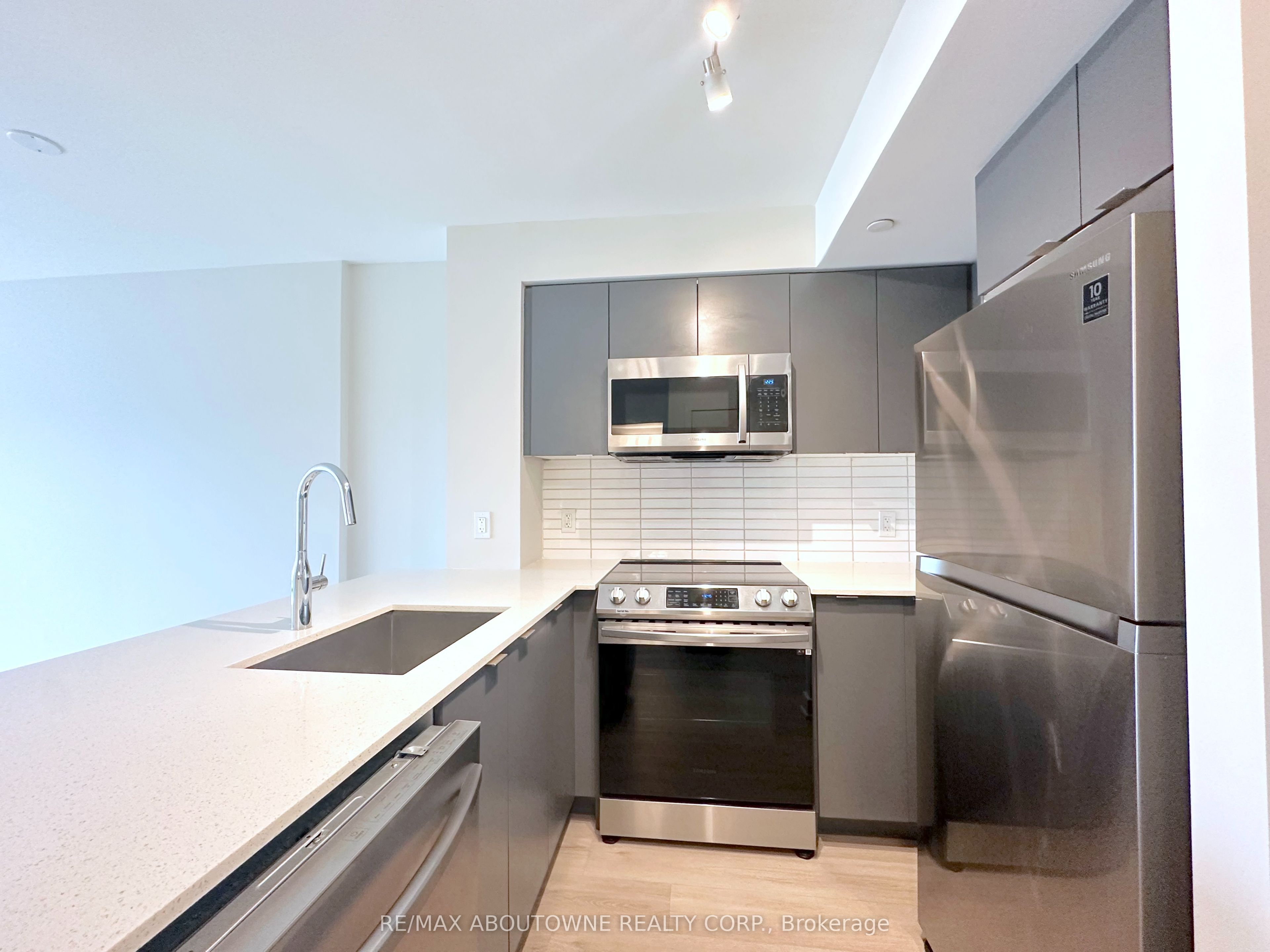 3385 Dundas Street W 514, Toronto, ON M6S 2S2 photo 5