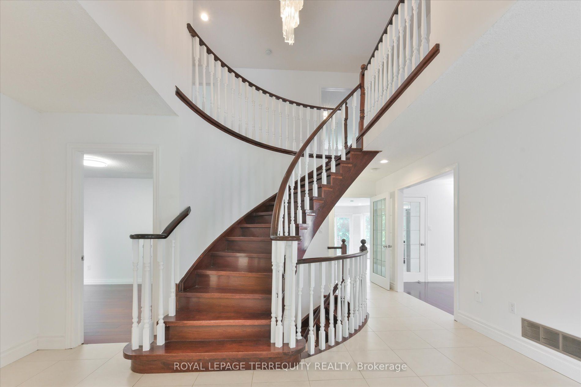 2216 Dunvegan Avenue, Oakville, ON L6J 6P7 photo 4