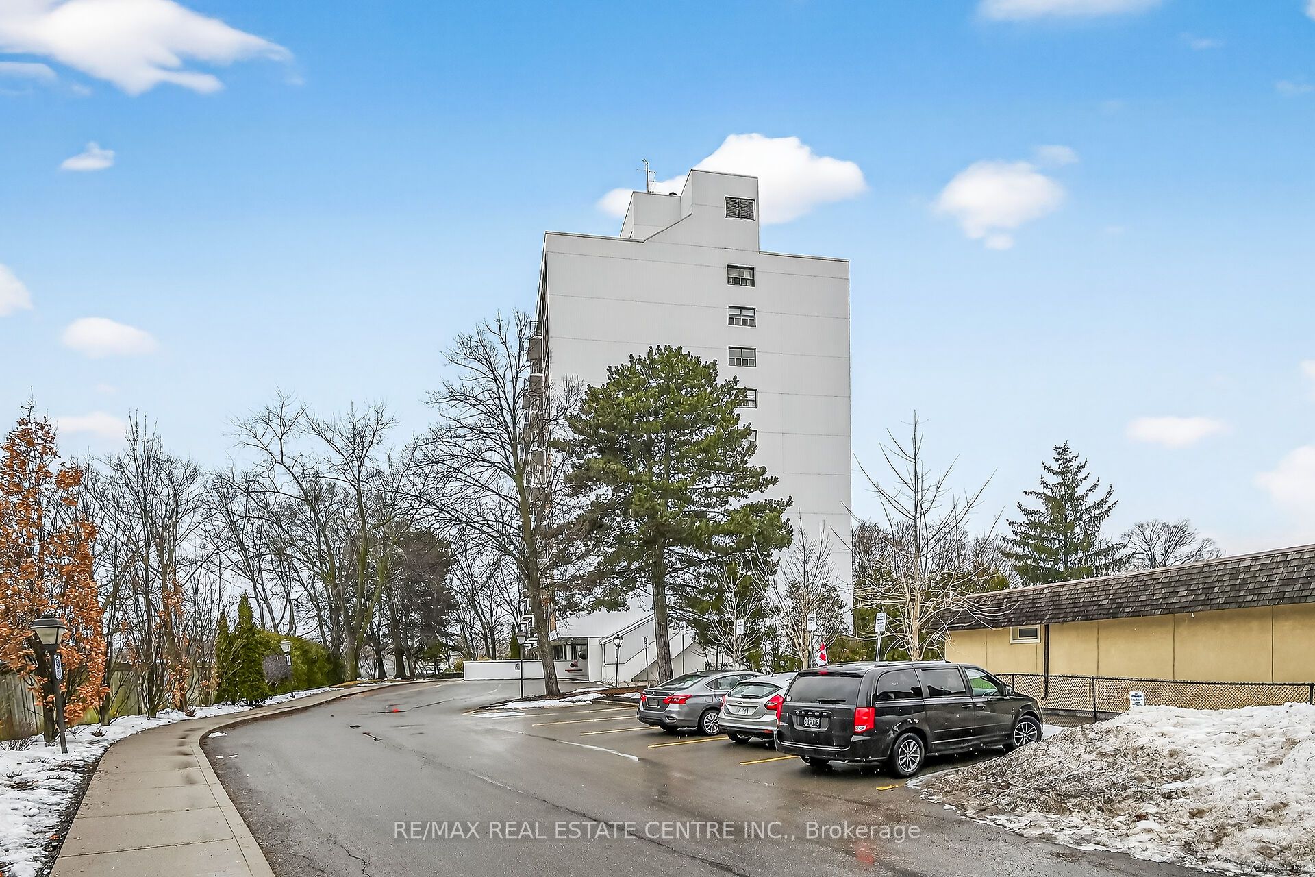 212 Kerr Street 702, Oakville, ON L6K 3B1 photo 2