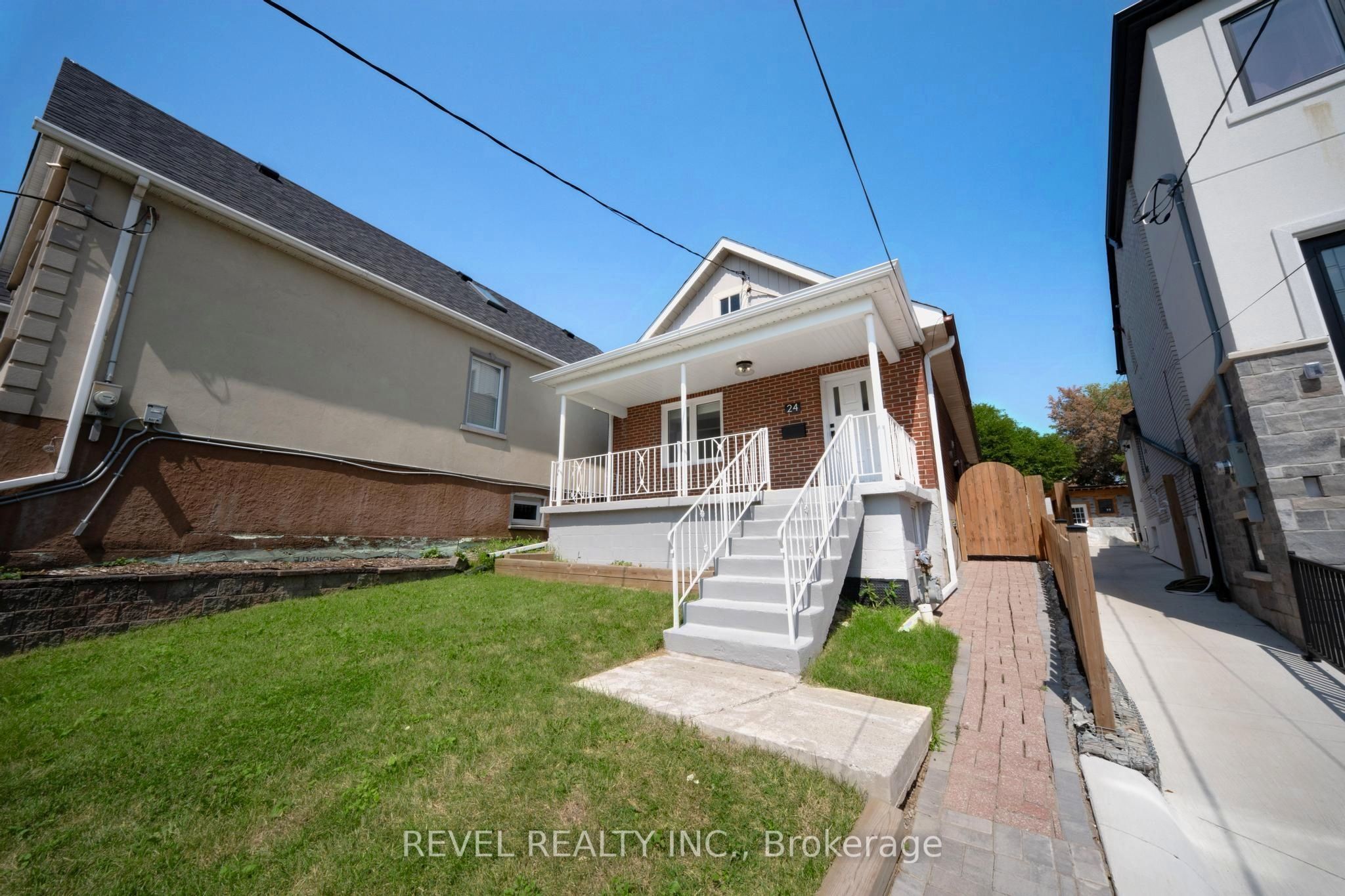 24 Kenora Crescent Main, Toronto, ON M6M 1C6 photo 2