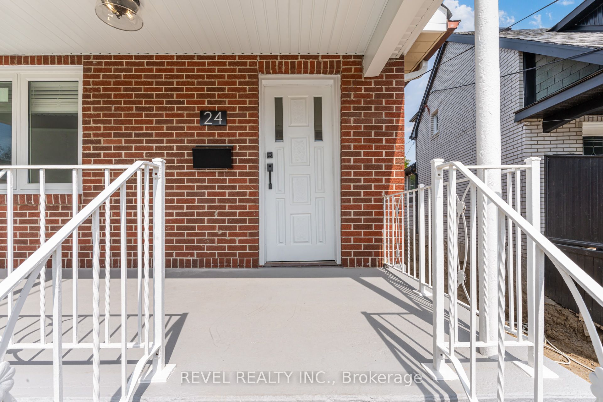24 Kenora Crescent Main, Toronto, ON M6M 1C6 photo 4