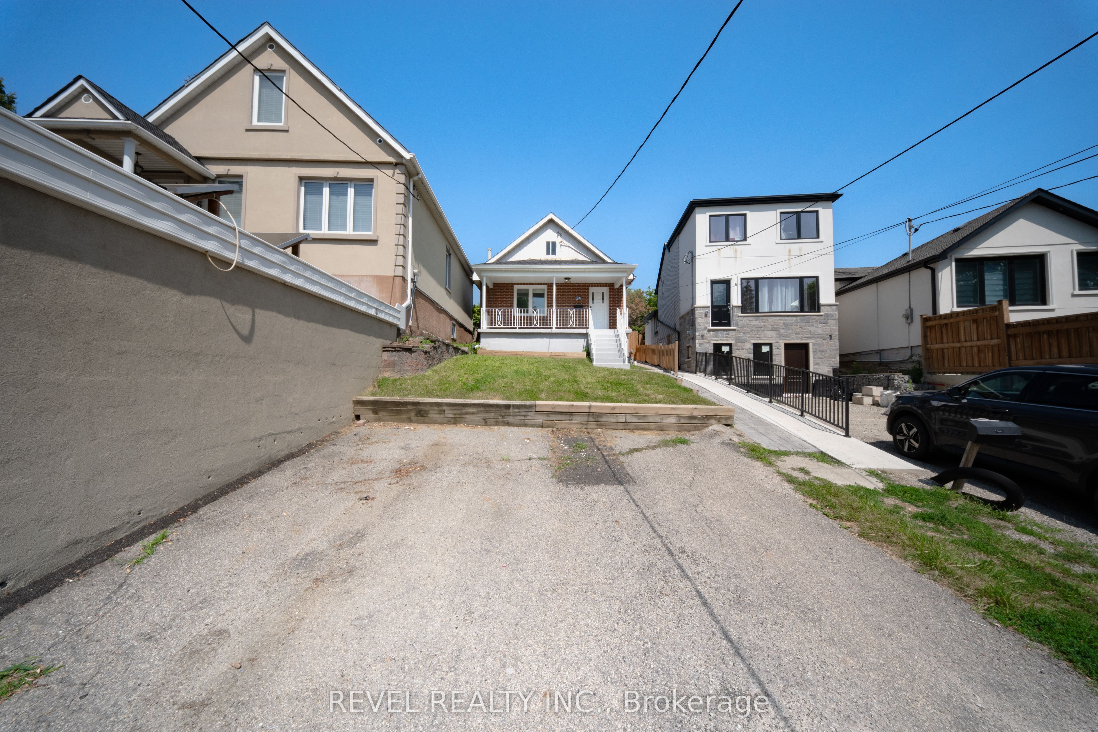 24 Kenora Crescent Main, Toronto, ON M6M 1C6 photo 5