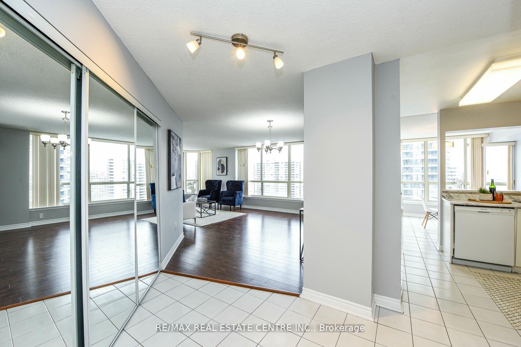 55 Elm Drive 1805, Mississauga, ON L5B 3Z3 photo 2