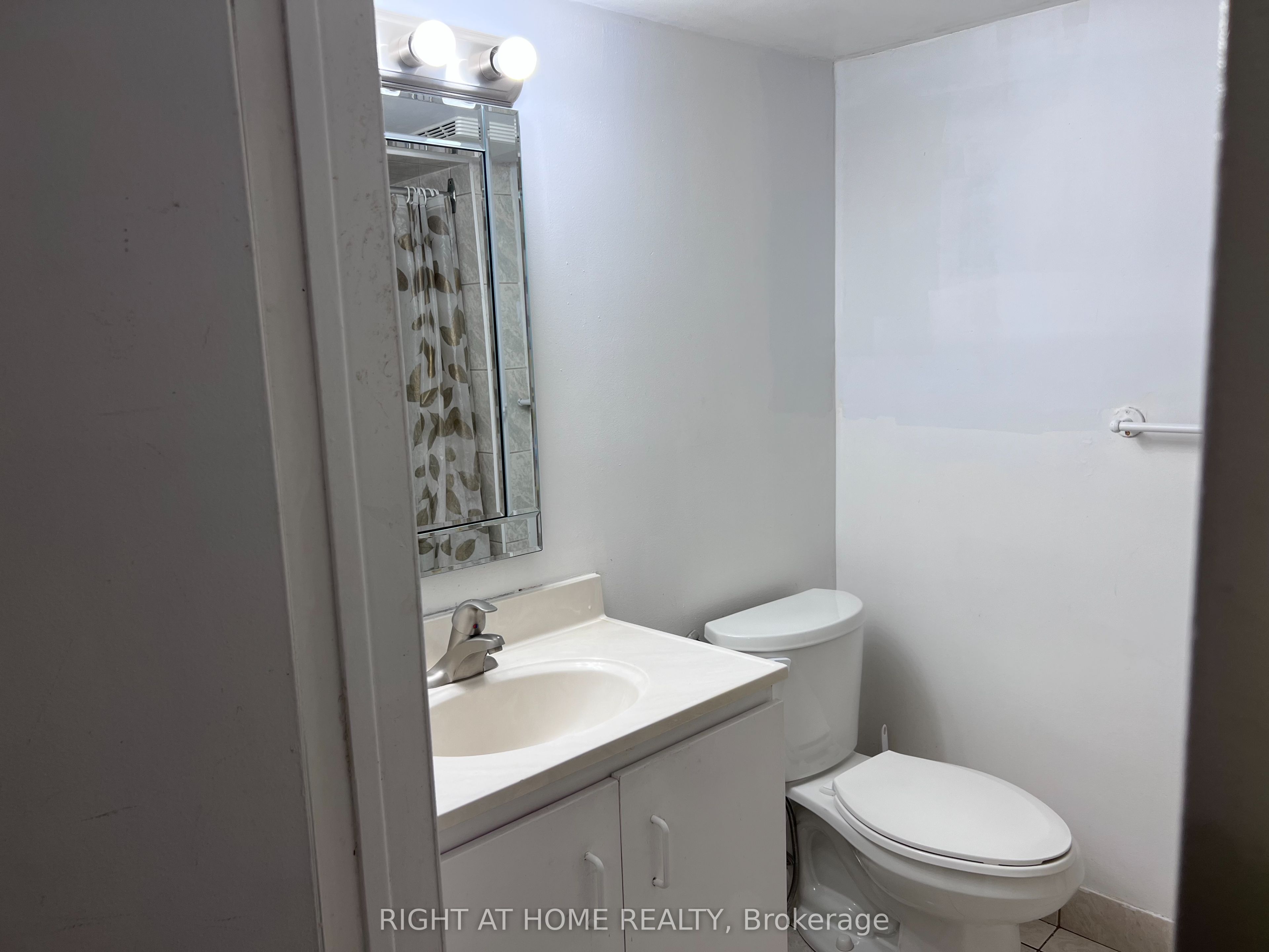 4092 Midhurst Lane, Mississauga, ON L4Z 1C7 photo 3