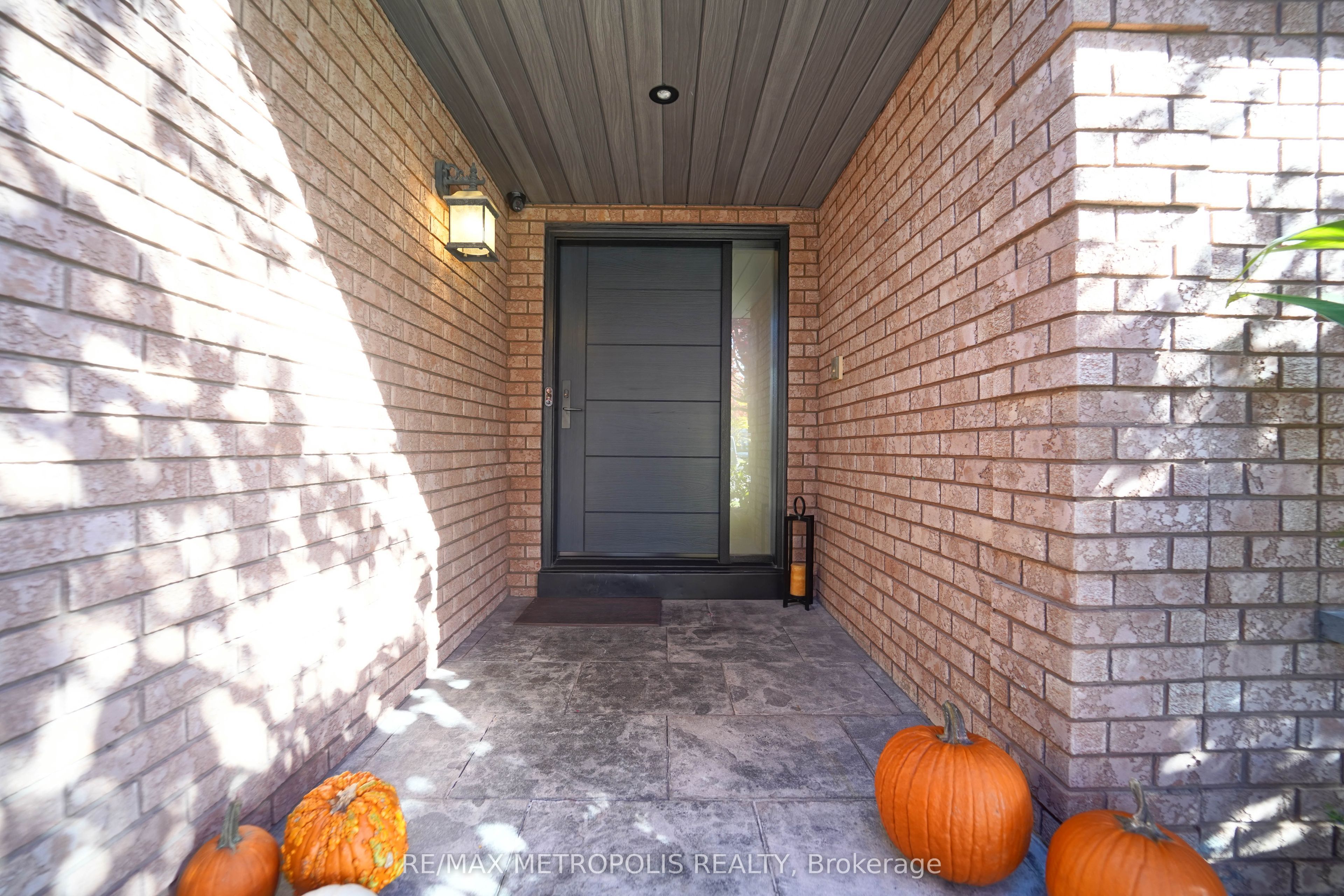 4392 Grassland Crescent, Mississauga, ON L5V 1E2 photo 2