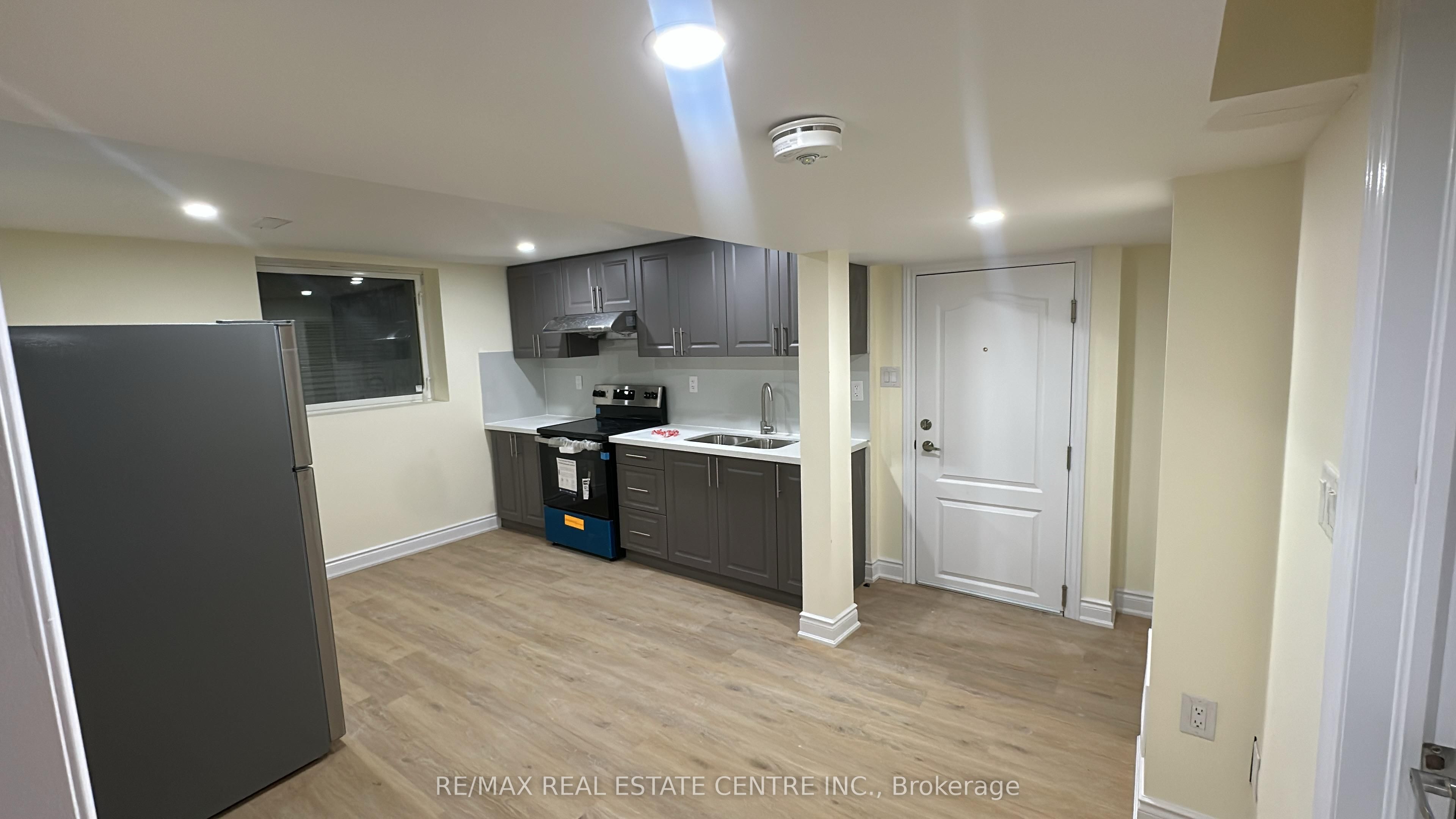 31 Haslemere Avenue Basement, Brampton, ON L6W 2X3 photo 2