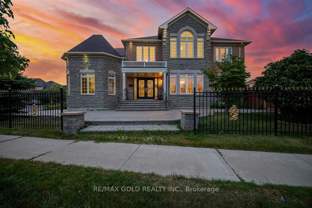 5499 Doctor Peddle Crescent, Mississauga, ON L5M 0K7
