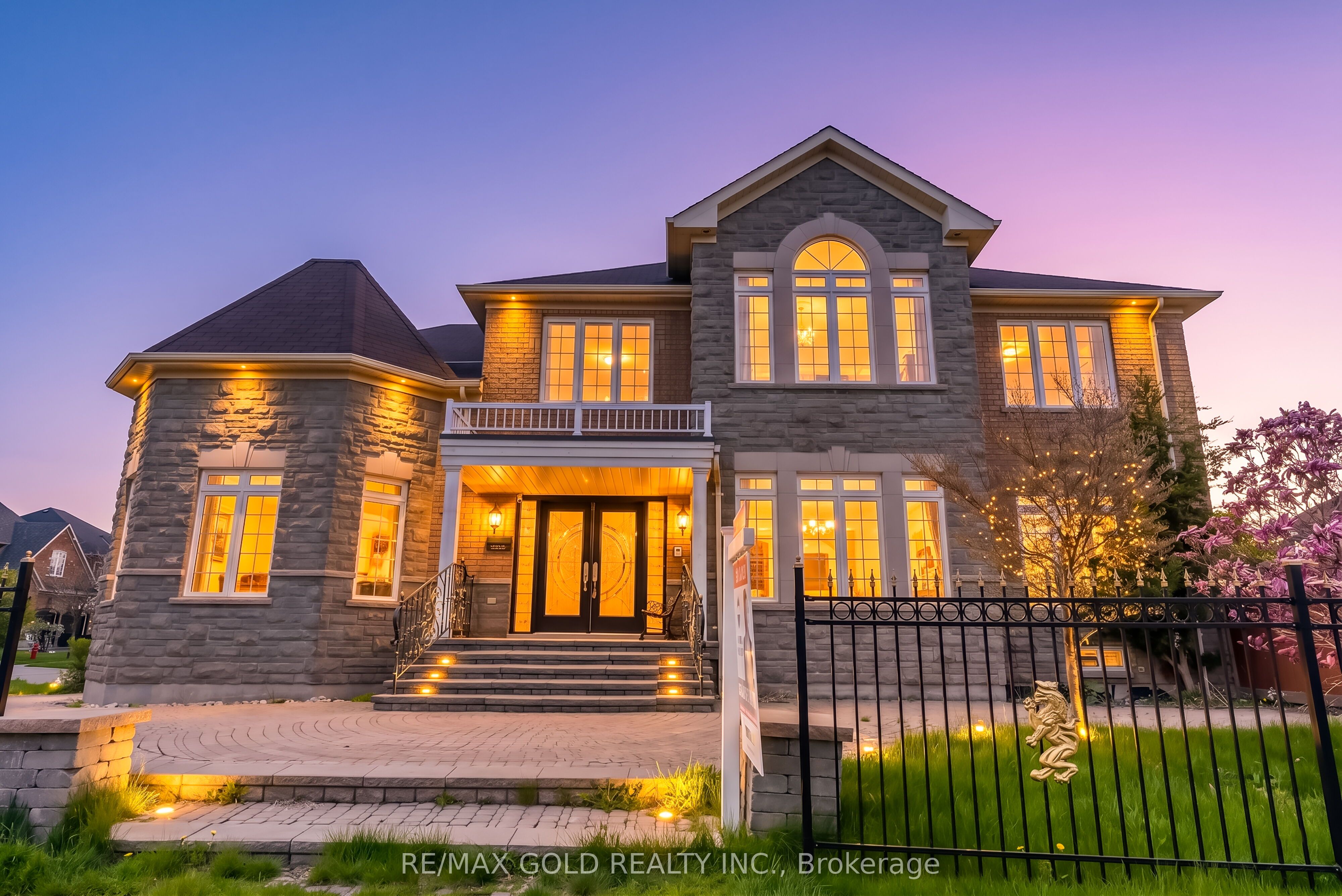5499 Doctor Peddle Crescent, Mississauga, ON L5M 0K7 photo 2