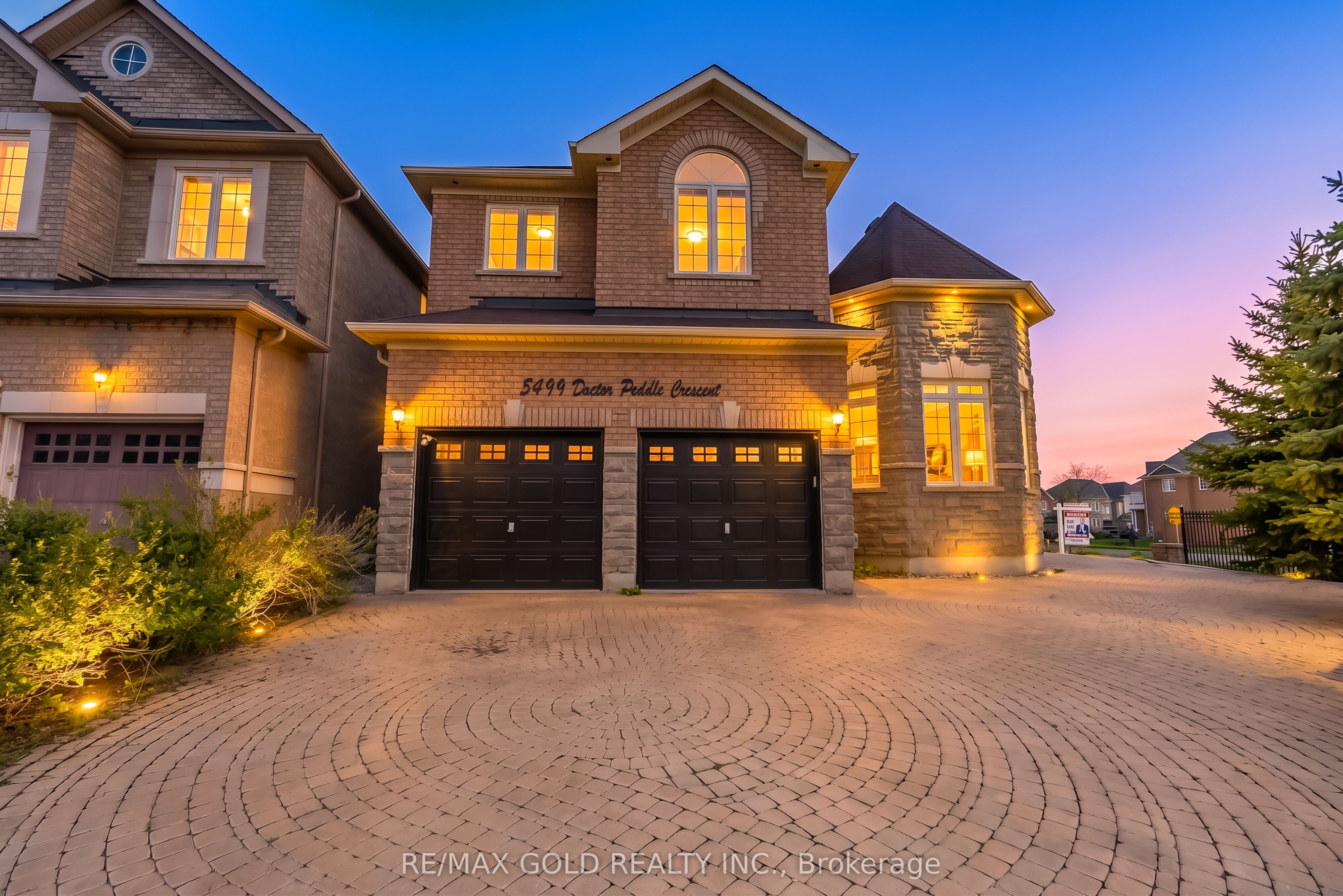 5499 Doctor Peddle Crescent, Mississauga, ON L5M 0K7 photo 3