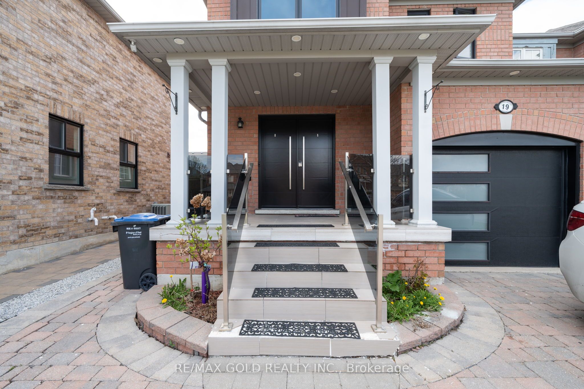 19 Spring Valley Court, Brampton, ON L6P 2E6