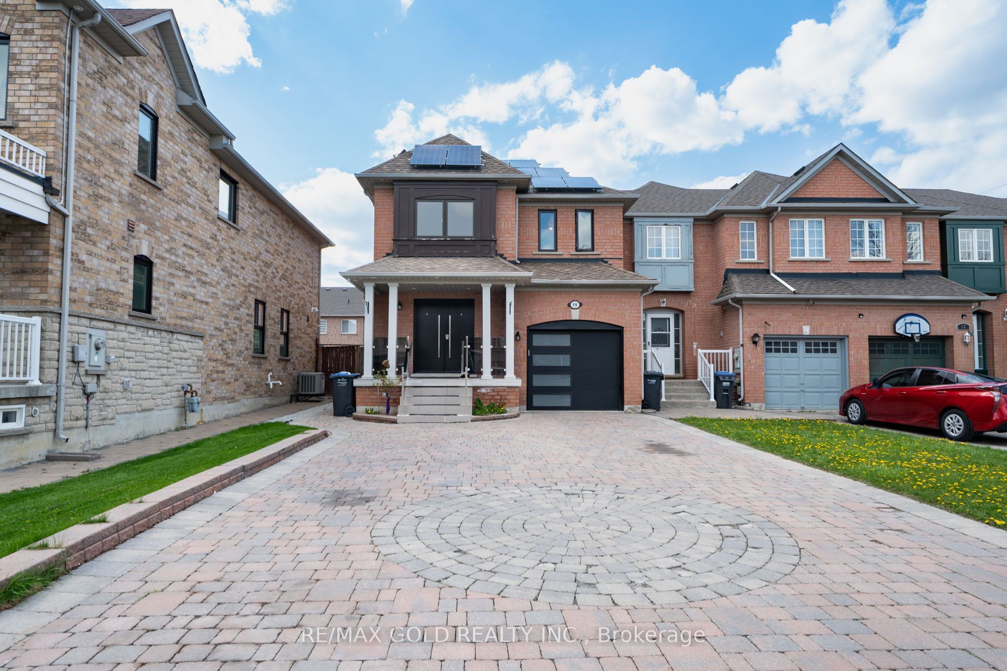 19 Spring Valley Court, Brampton, ON L6P 2E6 photo 3
