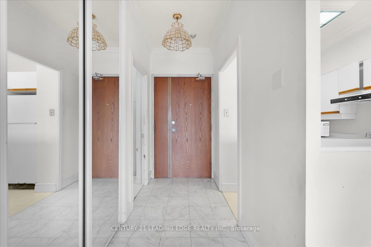 2511 Lakeshore Road W 719, Oakville, ON L6L 6L9 photo 4