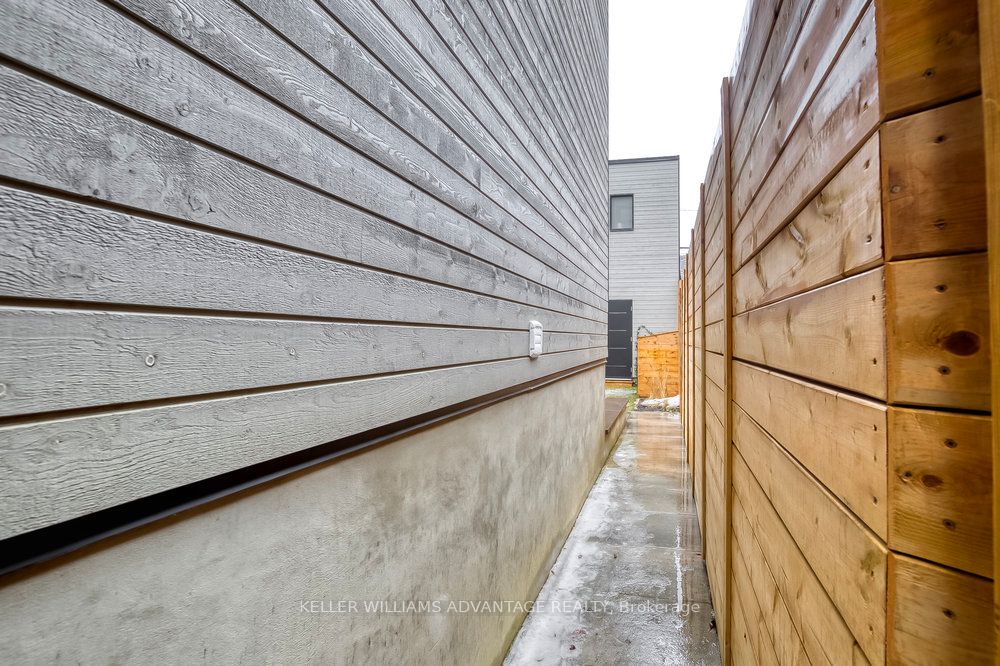 325 Perth Avenue Lower, Toronto, ON M6P 3X9 photo 2