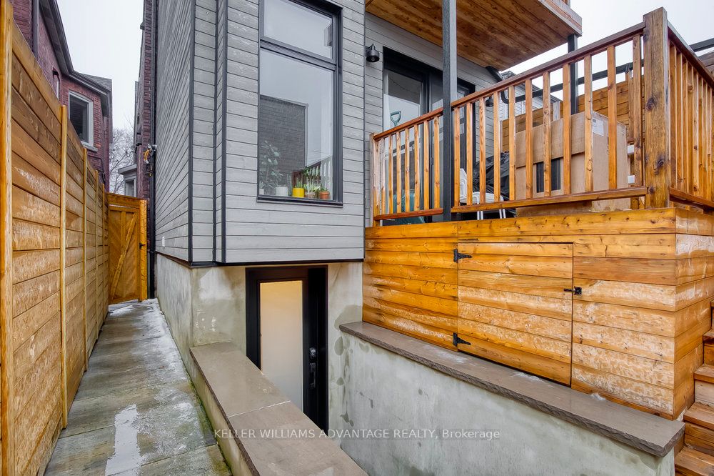325 Perth Avenue Lower, Toronto, ON M6P 3X9 photo 3