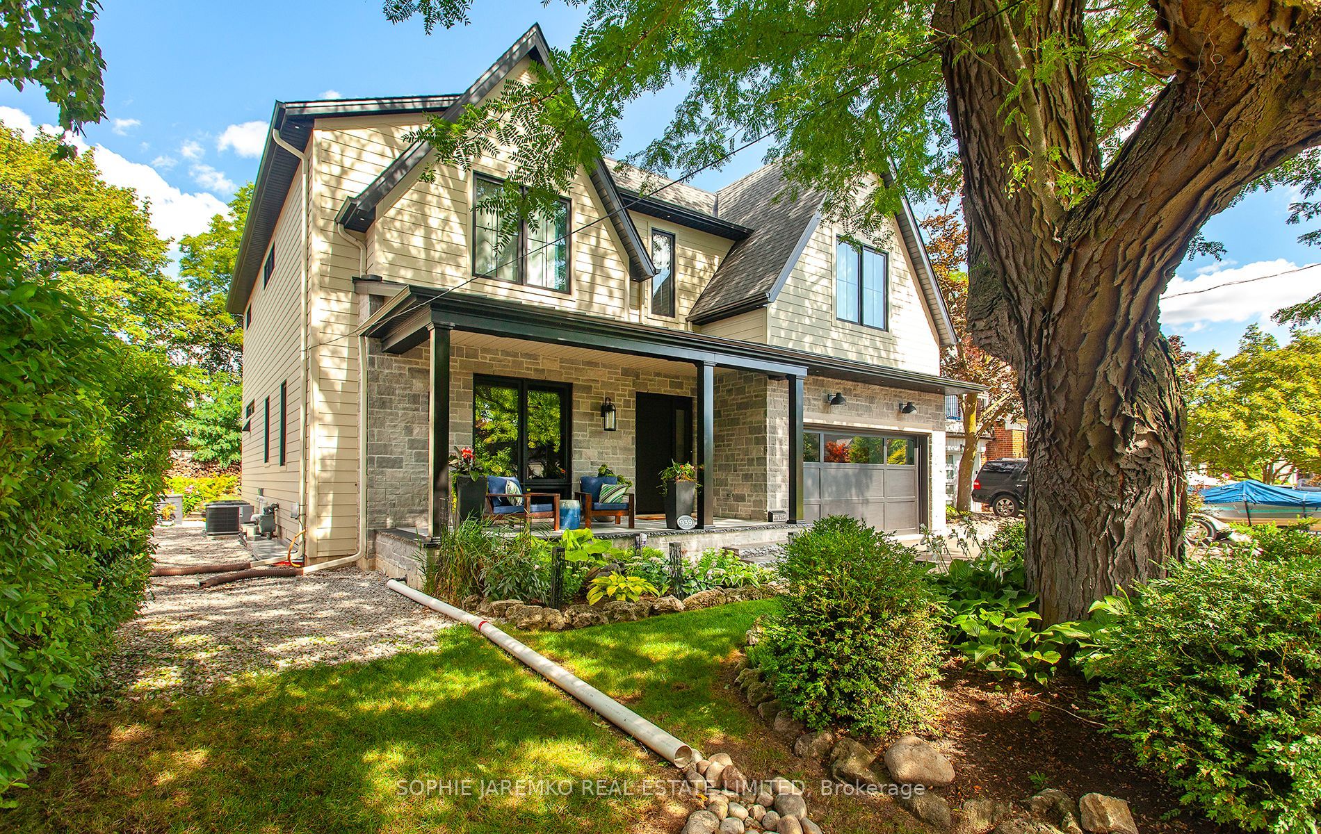 939 Melton Drive, Mississauga, ON L4Y 1K9
