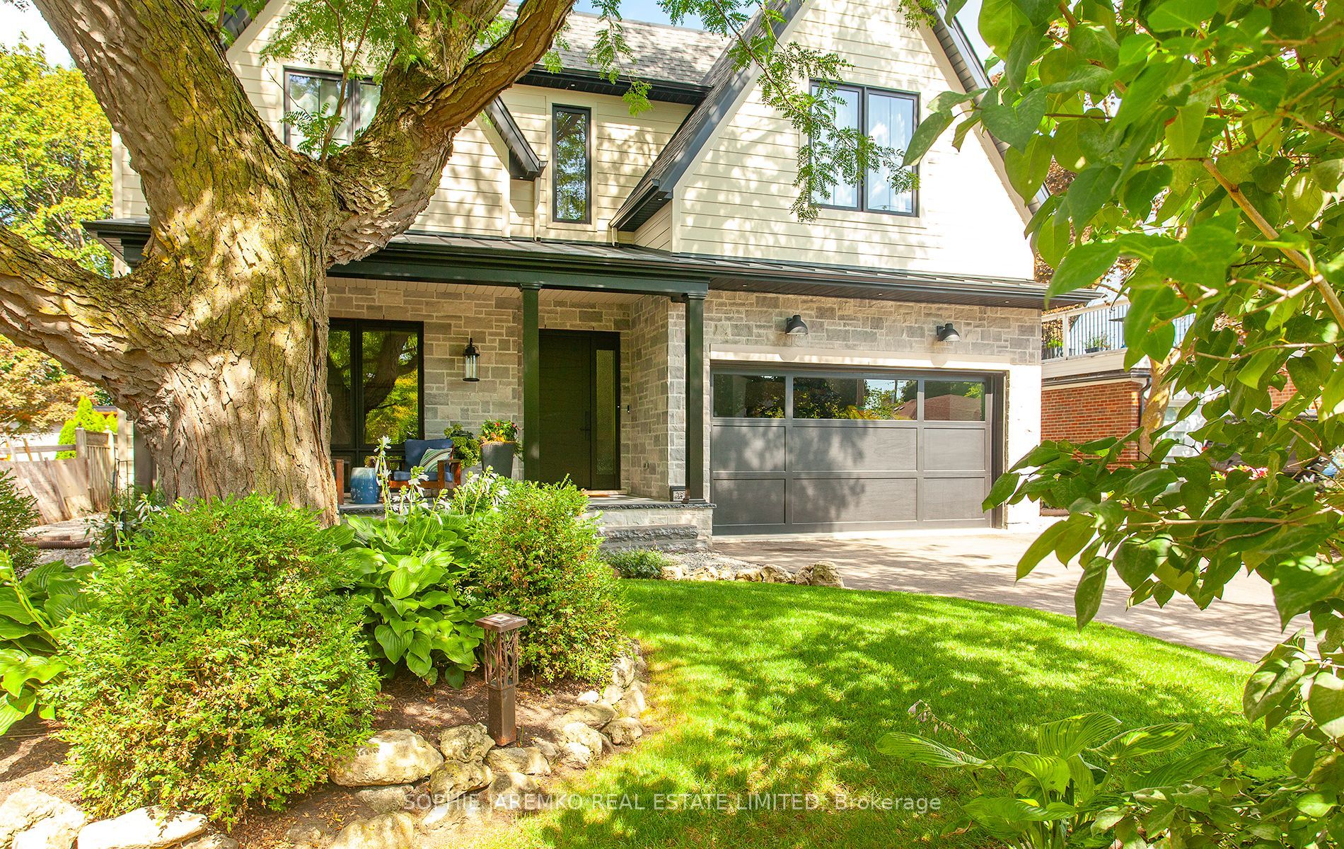 939 Melton Drive, Mississauga, ON L4Y 1K9 photo 2