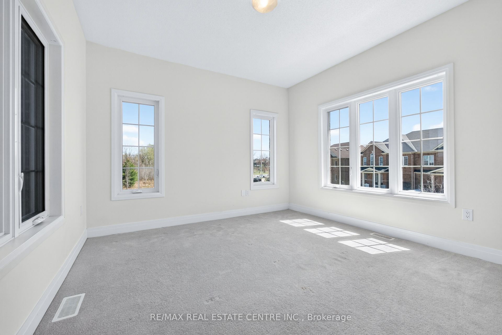 423 Royal West Drive, Brampton, ON L6X 5K1 photo 2