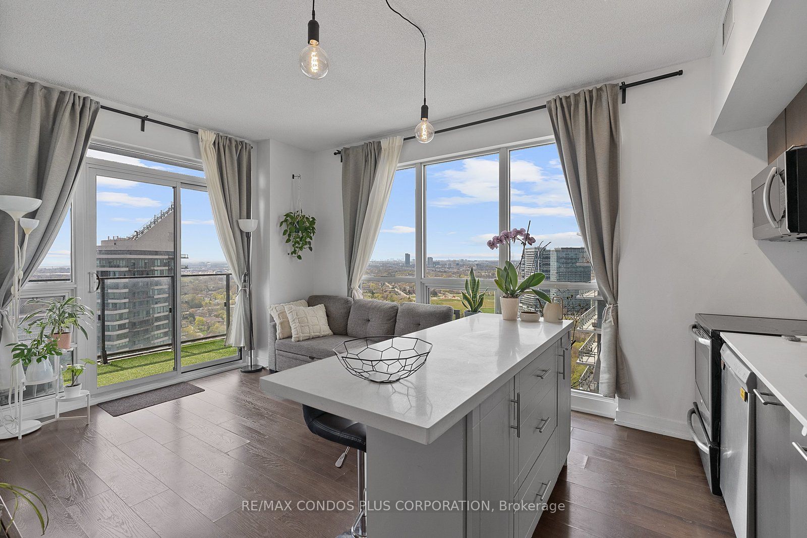 2212 Lakeshore Boulevard W 3206, Toronto, ON M8V 0C2 photo 2