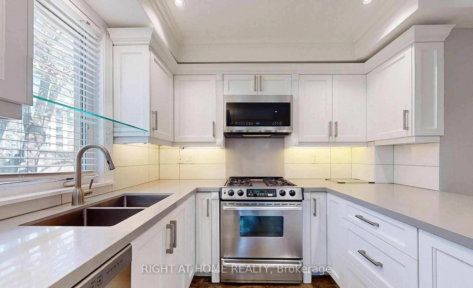1186 Royal York Road 2, Toronto, ON M9A 4B3 photo 4