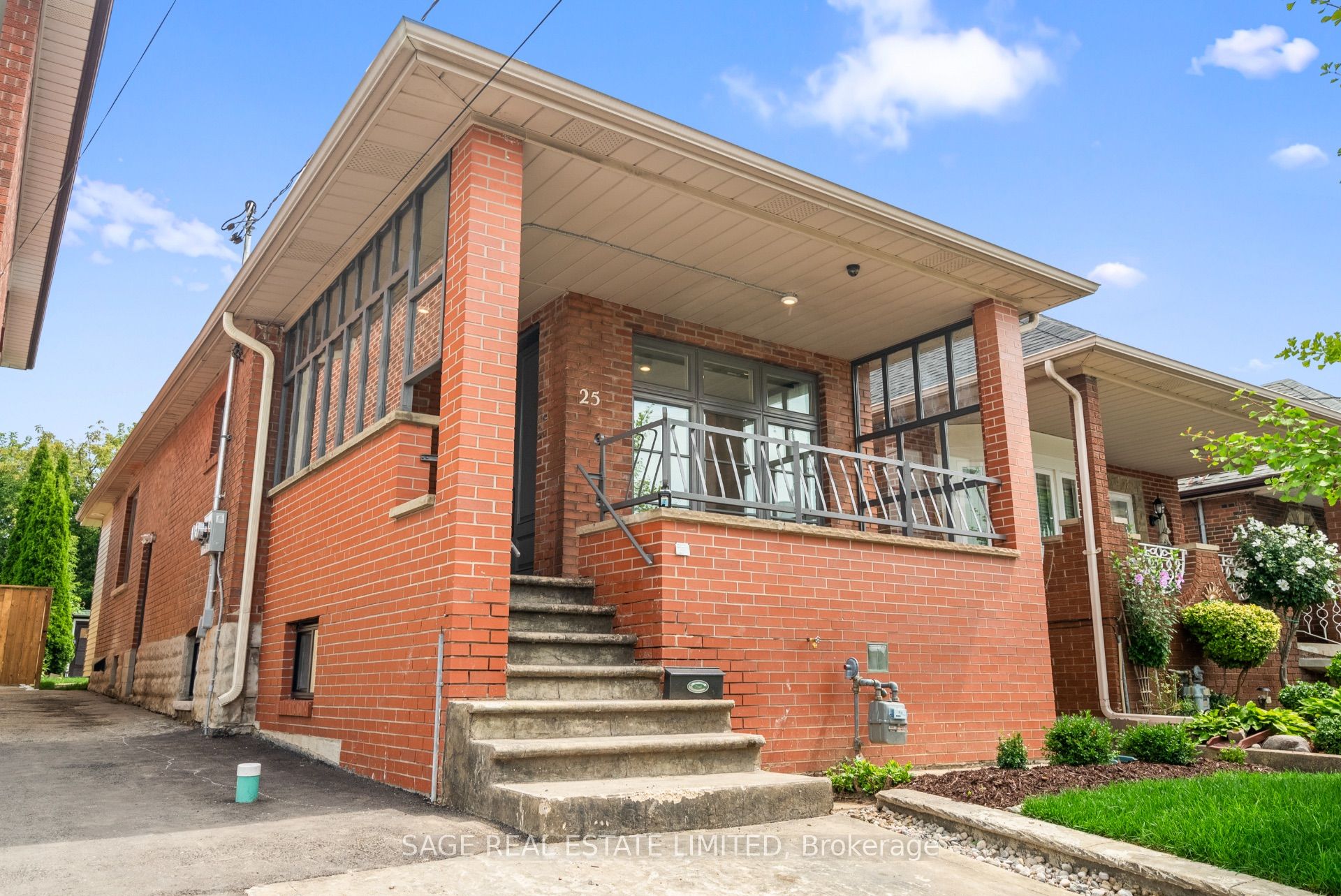 25 Chamberlain Avenue, Toronto, ON M6E 4J7 photo 2
