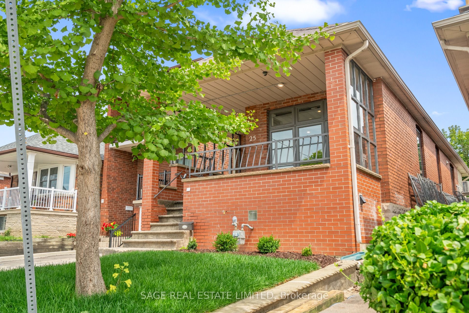 25 Chamberlain Avenue, Toronto, ON M6E 4J7 photo 3