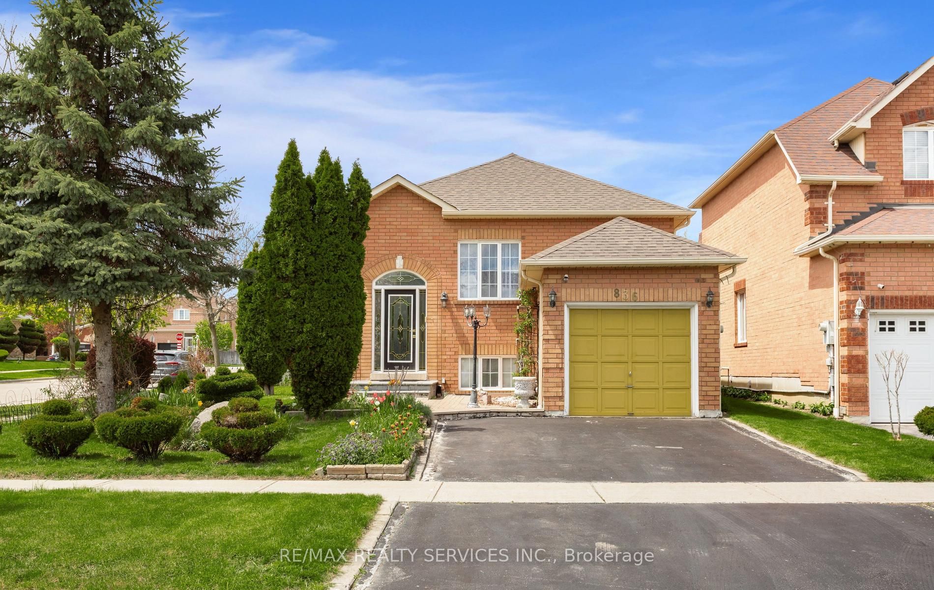 836 Avocado Crescent, Mississauga, ON L5W 1K4 photo 2