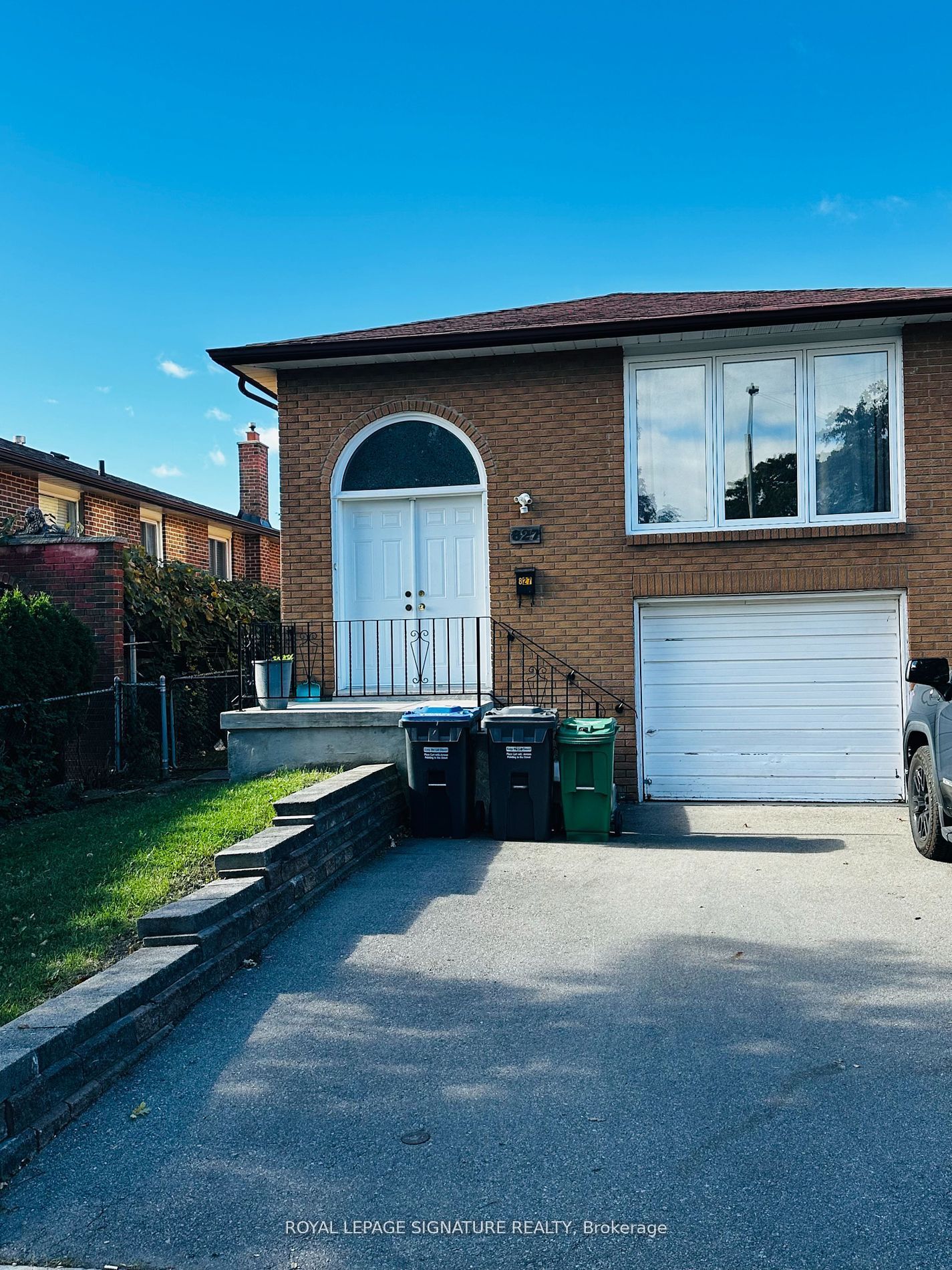 827 Stainton Drive, Mississauga, ON L5C 1G2
