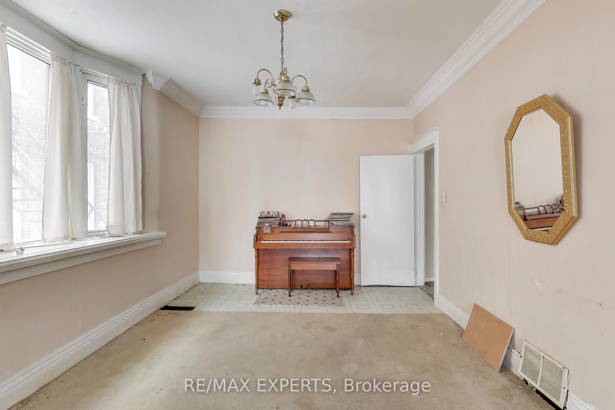 1895 Davenport Road, Toronto, ON M6N 1C1 photo 3