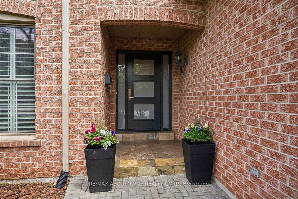 1277 Old Bridle Path, Oakville, ON L6M 1A3 photo 2