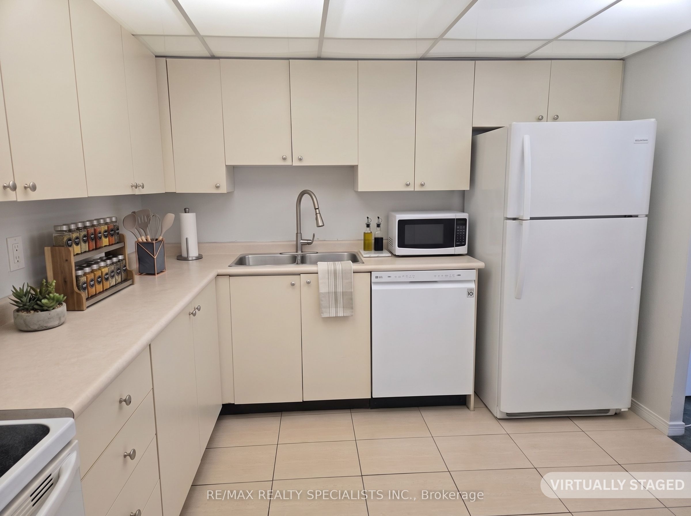 145 Hillcrest Avenue 1709, Mississauga, ON L5B 3Z1 photo 2