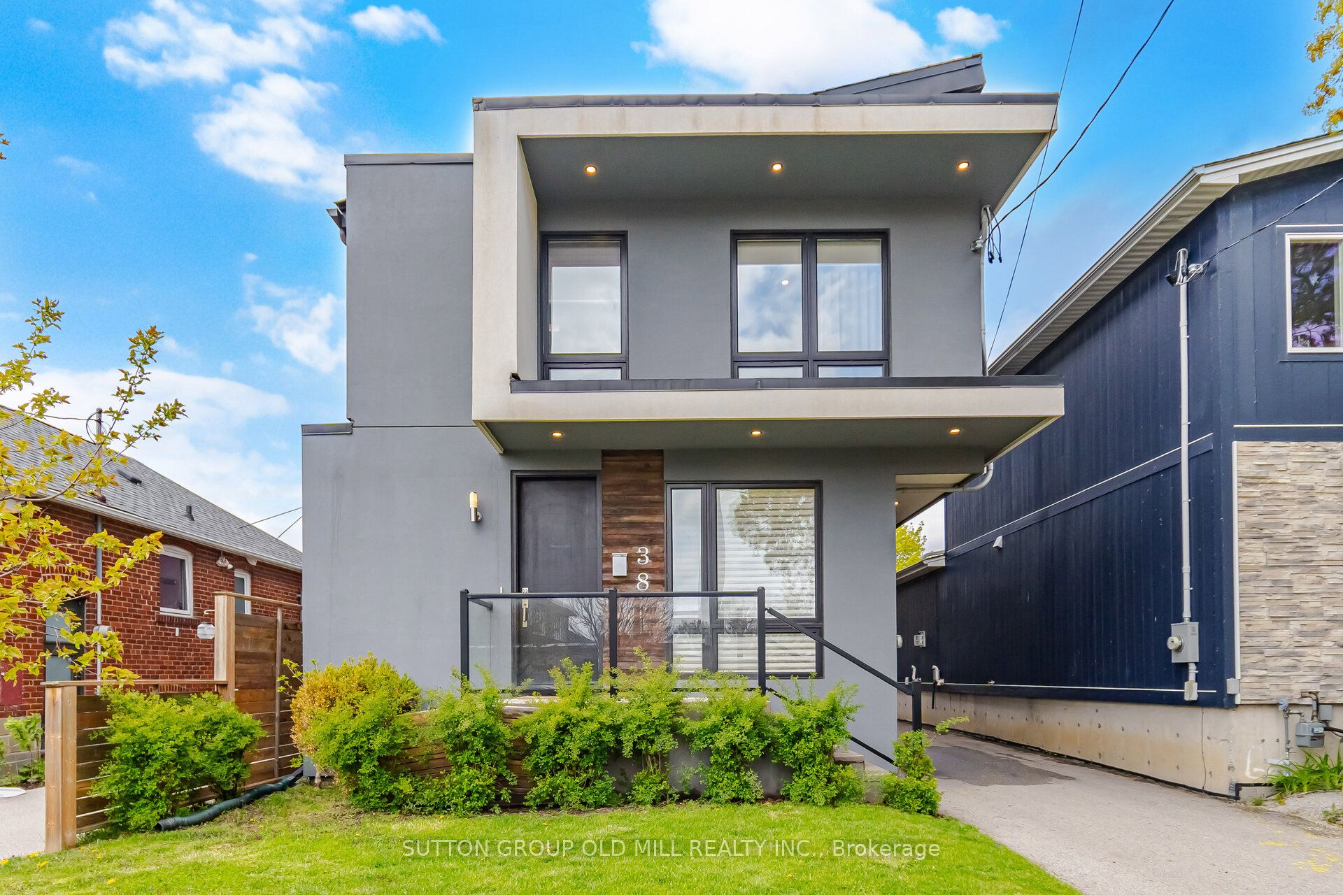 38 Algoma Street, Toronto, ON M8Y 1C3