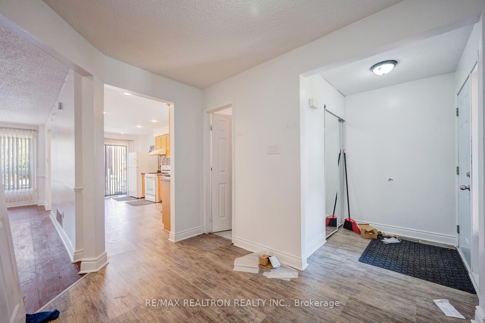 6 Albemarle Court, Brampton, ON L6Z 1R4 photo 3