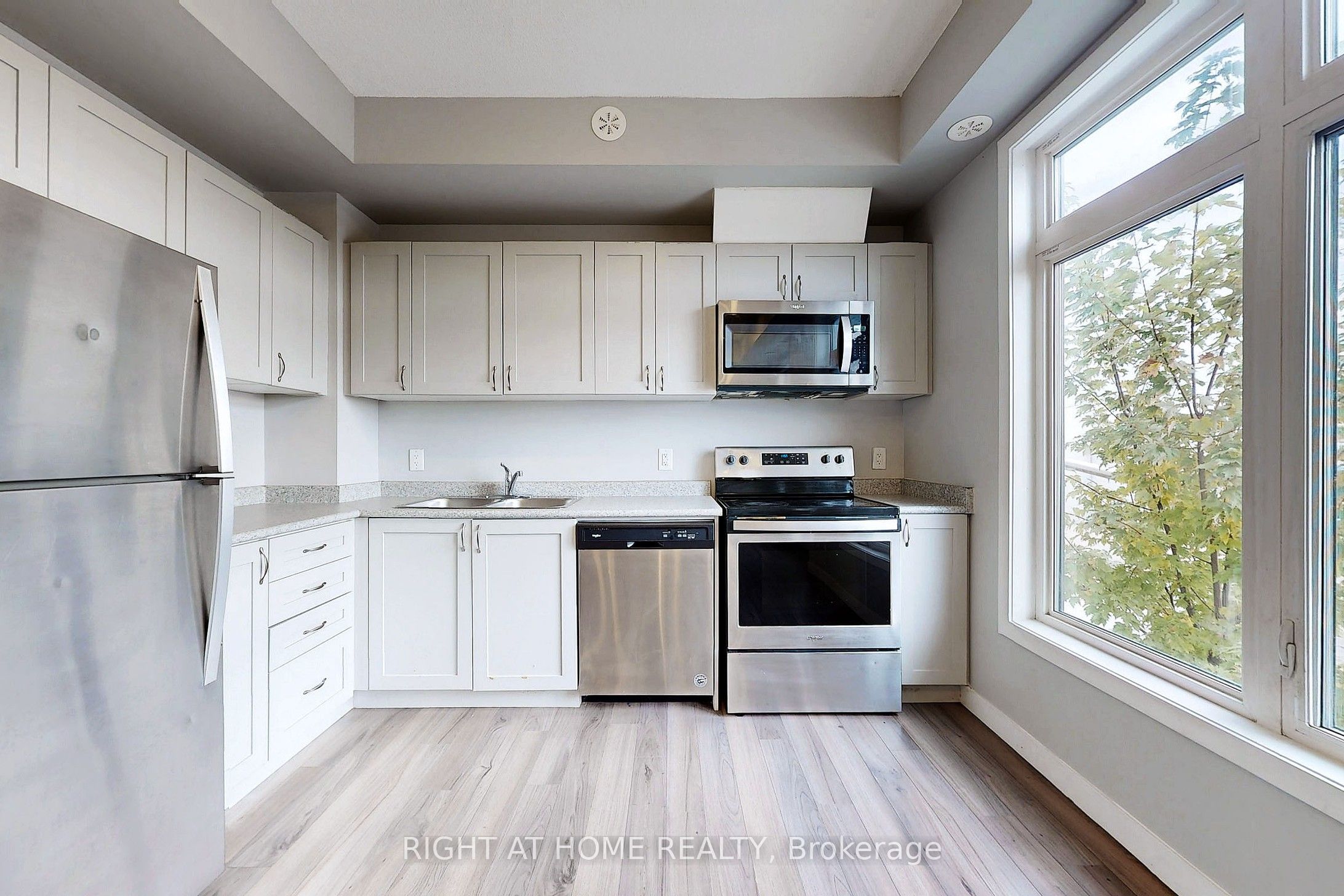 630 Rogers Road 14, Toronto, ON M6M 0B4 photo 2