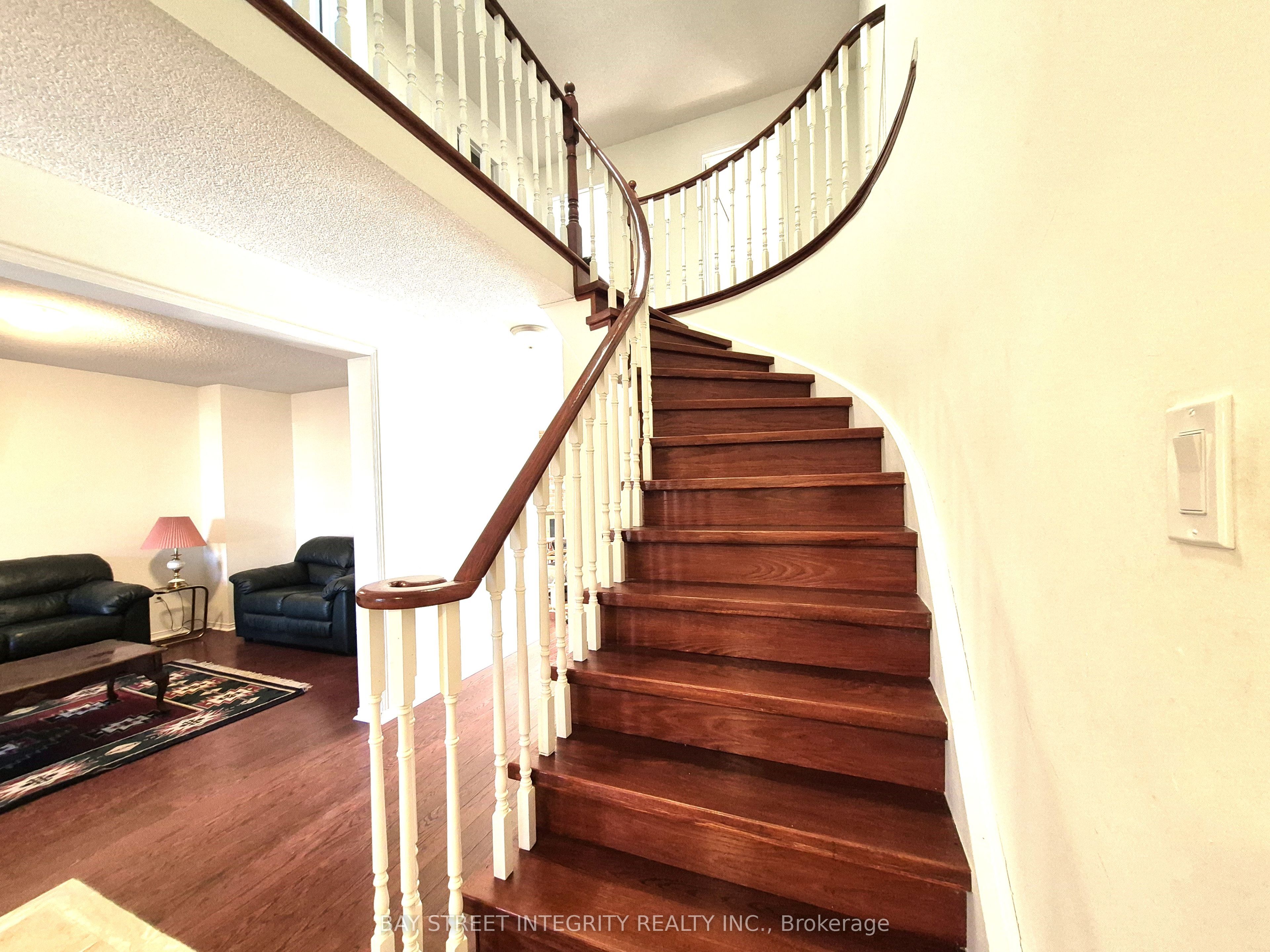 5132 Guildwood Way, Mississauga, ON L5R 2S7 photo 3