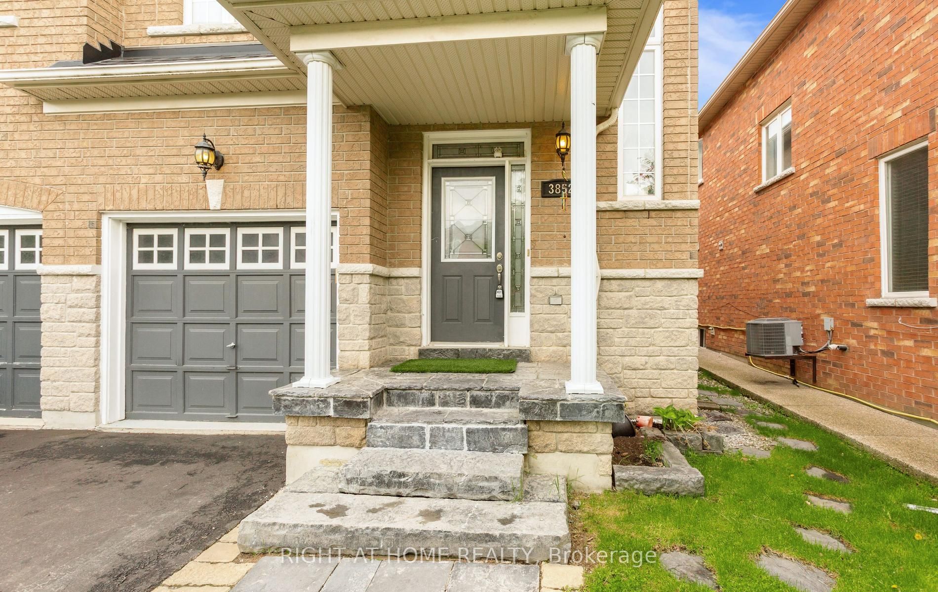 3852 Bloomington Crescent, Mississauga, ON L5M 0A3 photo 3