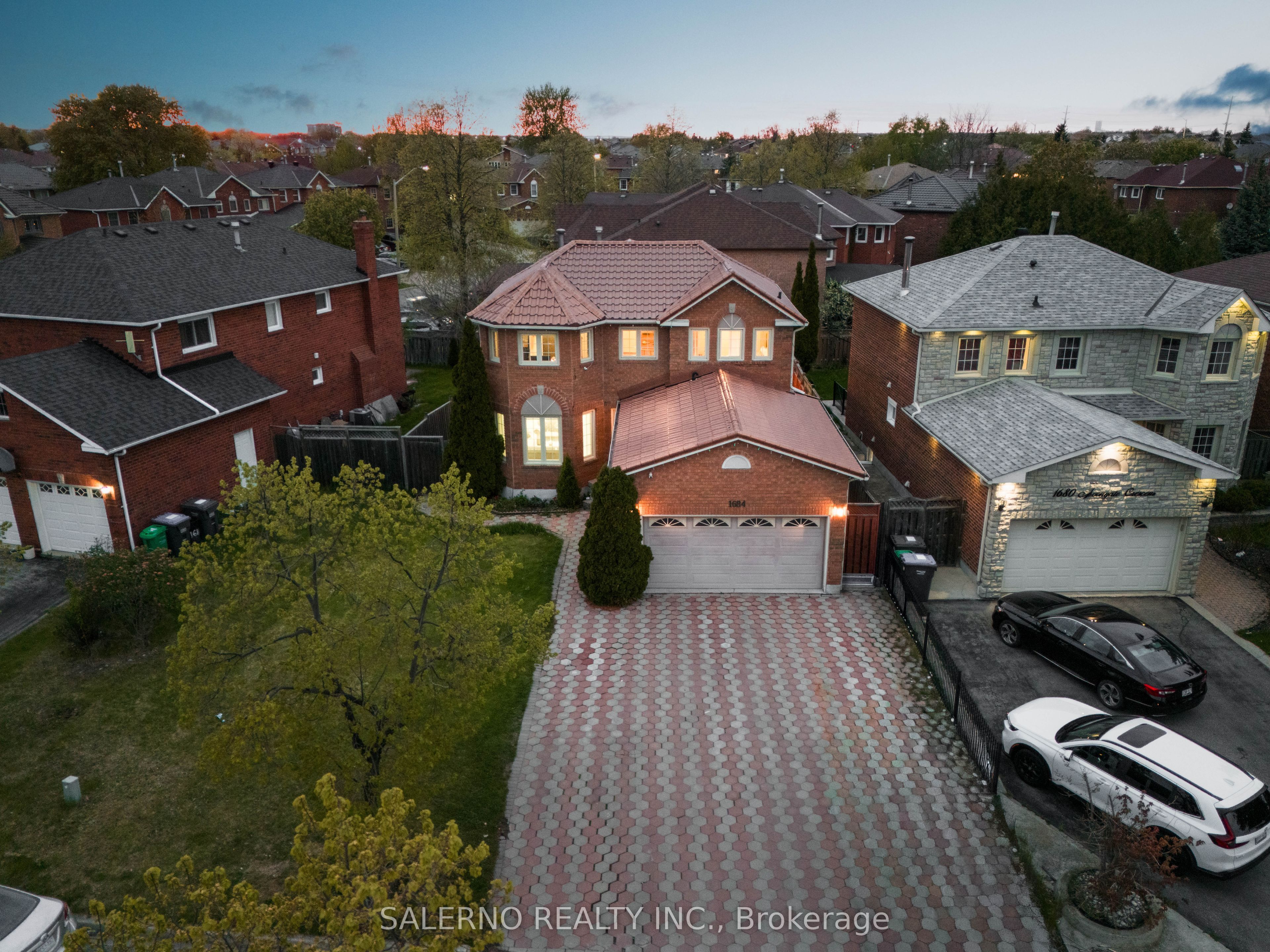 1684 Moongate Crescent, Mississauga, ON L5M 4S9 photo 2