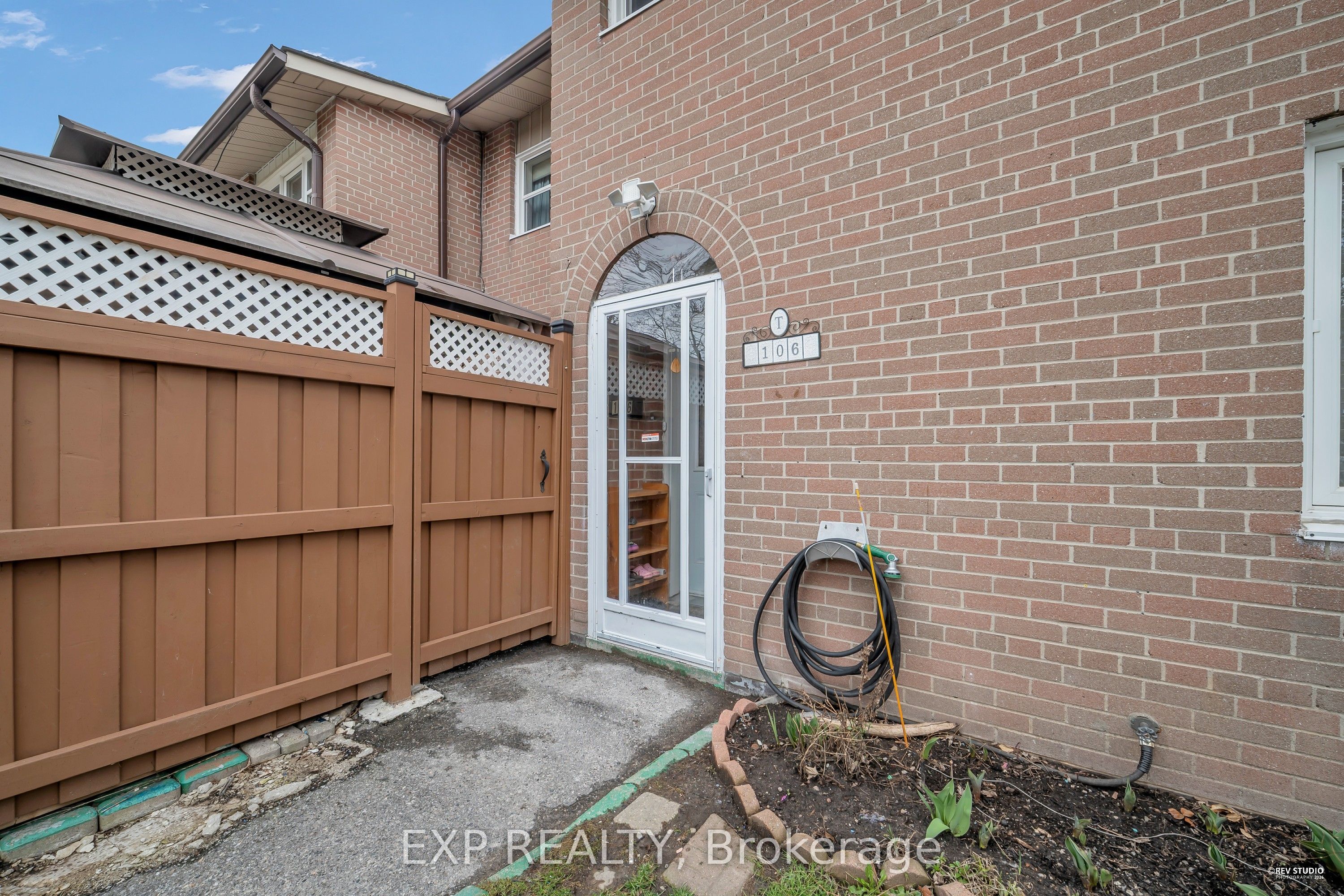 16 London Green Court 106, Toronto, ON M3N 1K2 photo 2