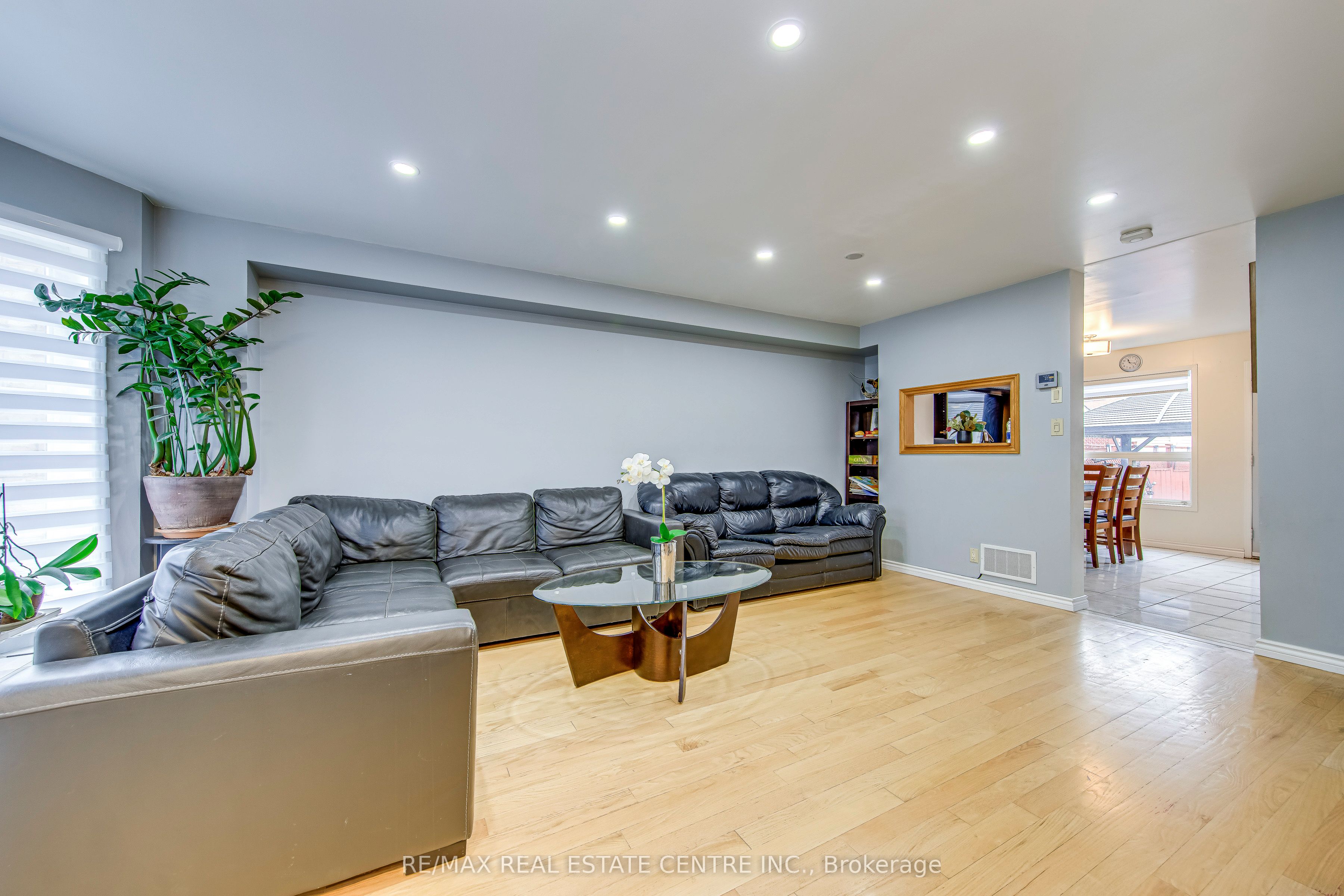 2080 St Clair Avenue W, Toronto, ON M6N 1K3 photo 3
