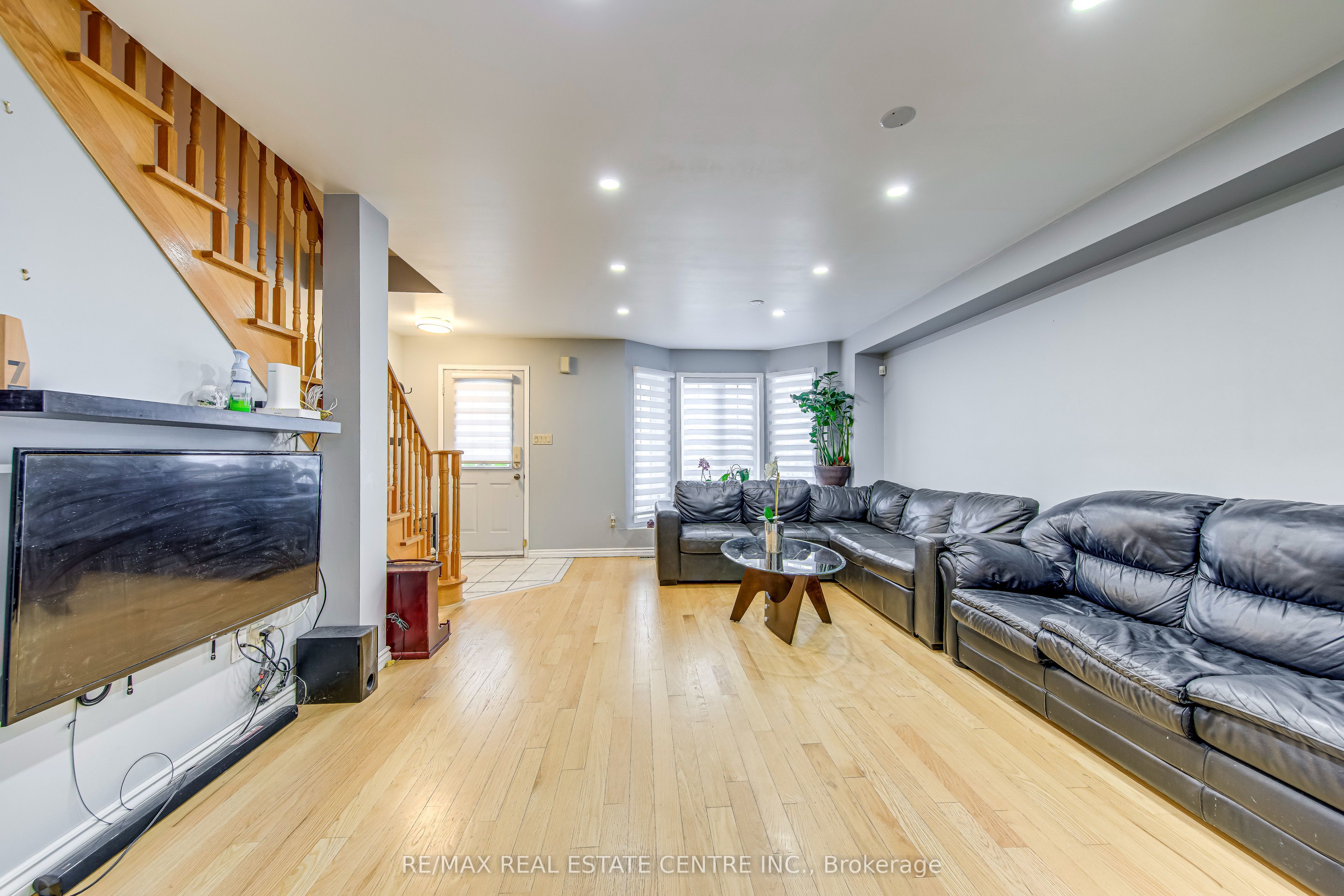 2080 St Clair Avenue W, Toronto, ON M6N 1K3 photo 4