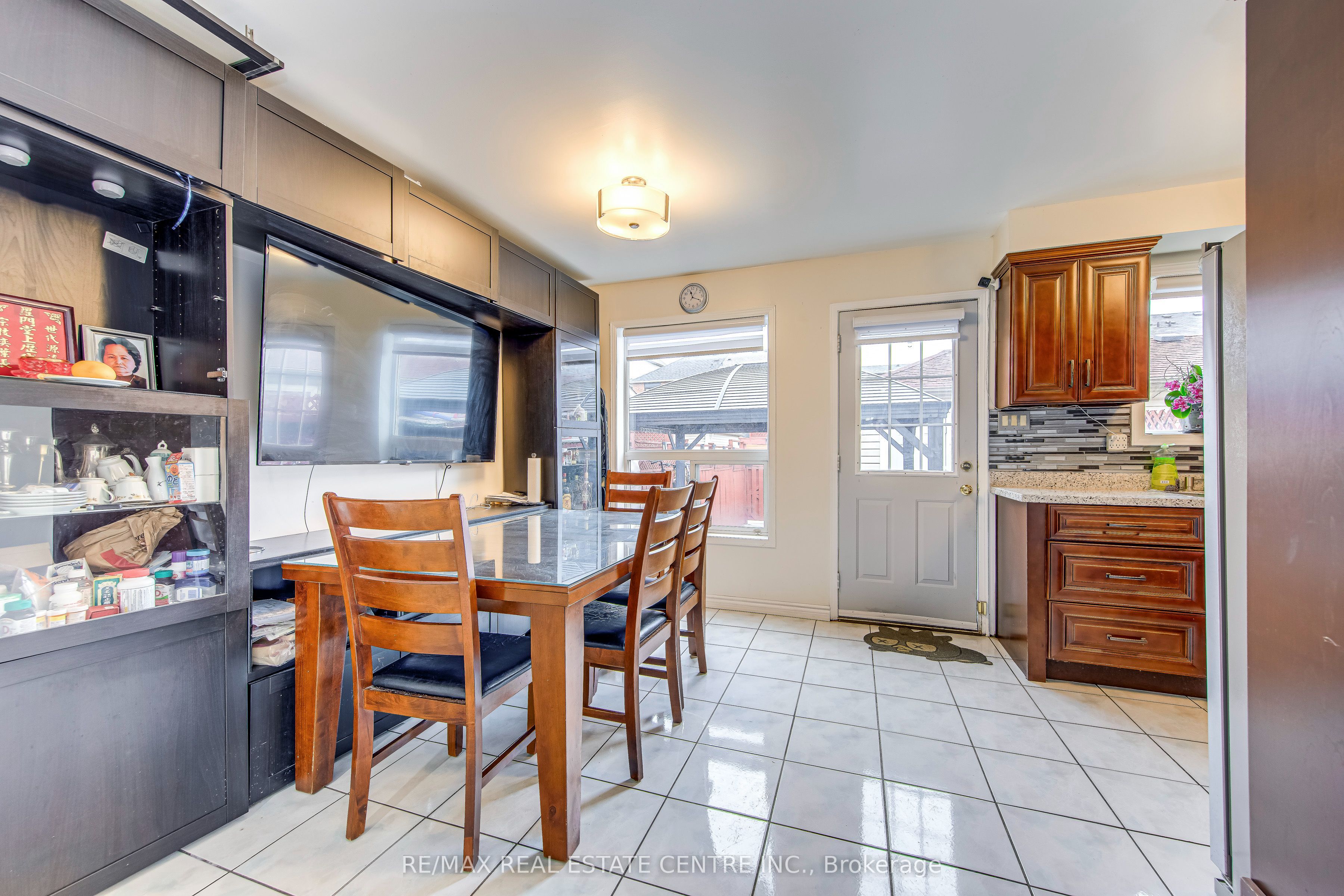 2080 St Clair Avenue W, Toronto, ON M6N 1K3 photo 5