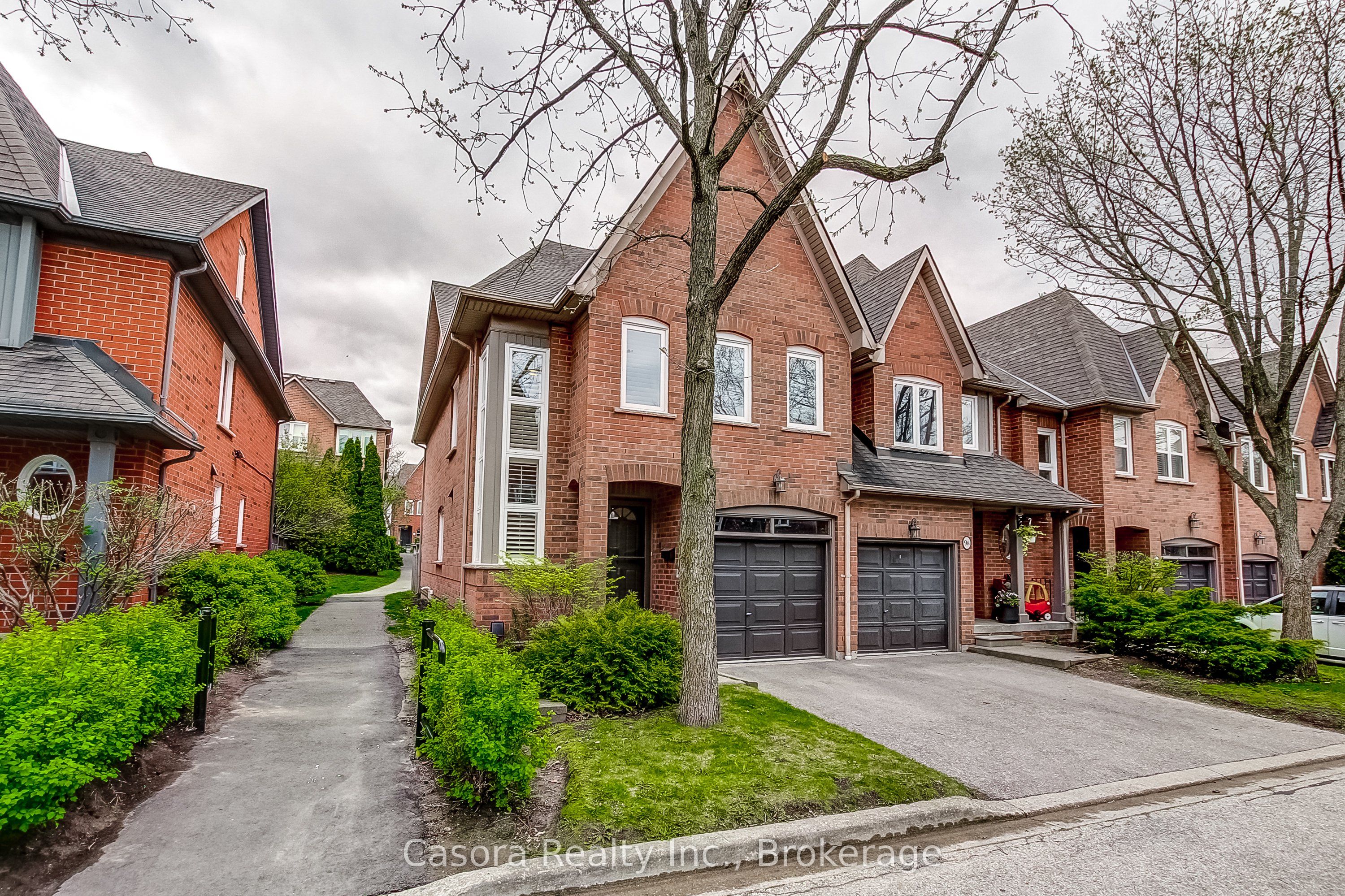 1084 Queen Street W 8B, Mississauga, ON L5H 4K4 photo 2