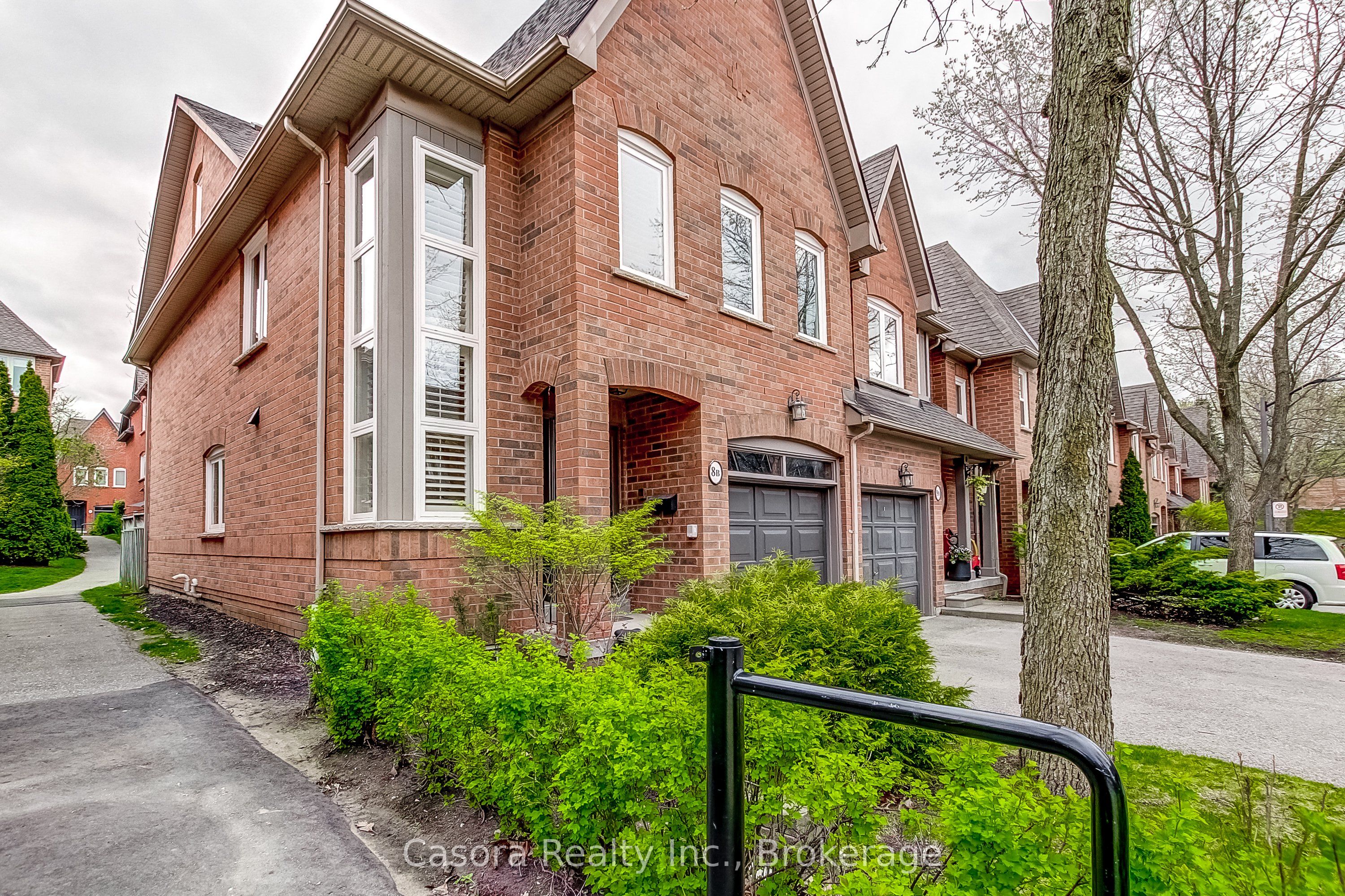 1084 Queen Street W 8B, Mississauga, ON L5H 4K4 photo 3