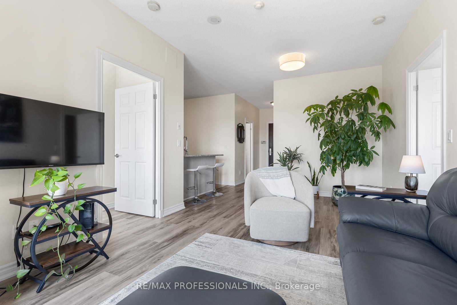 1135 Royal York Road 801, Toronto, ON M9A 0C3 photo 4