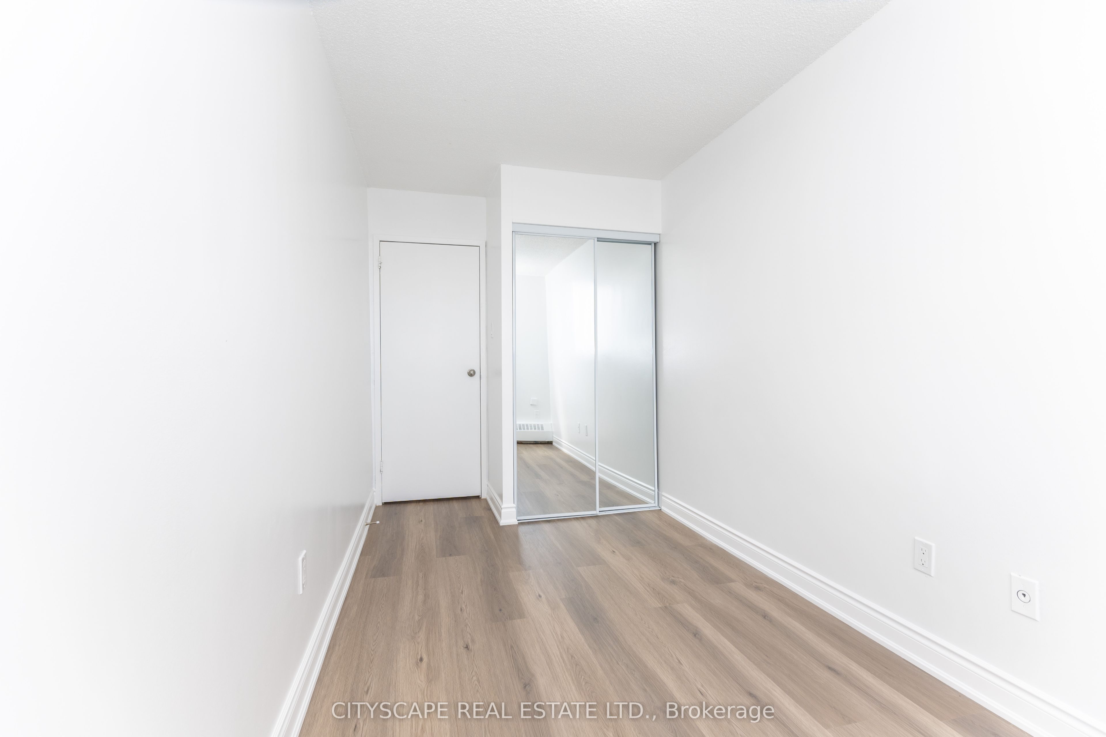 940 Caledonia Road 1005, Toronto, ON M6B 3Y4 photo 4