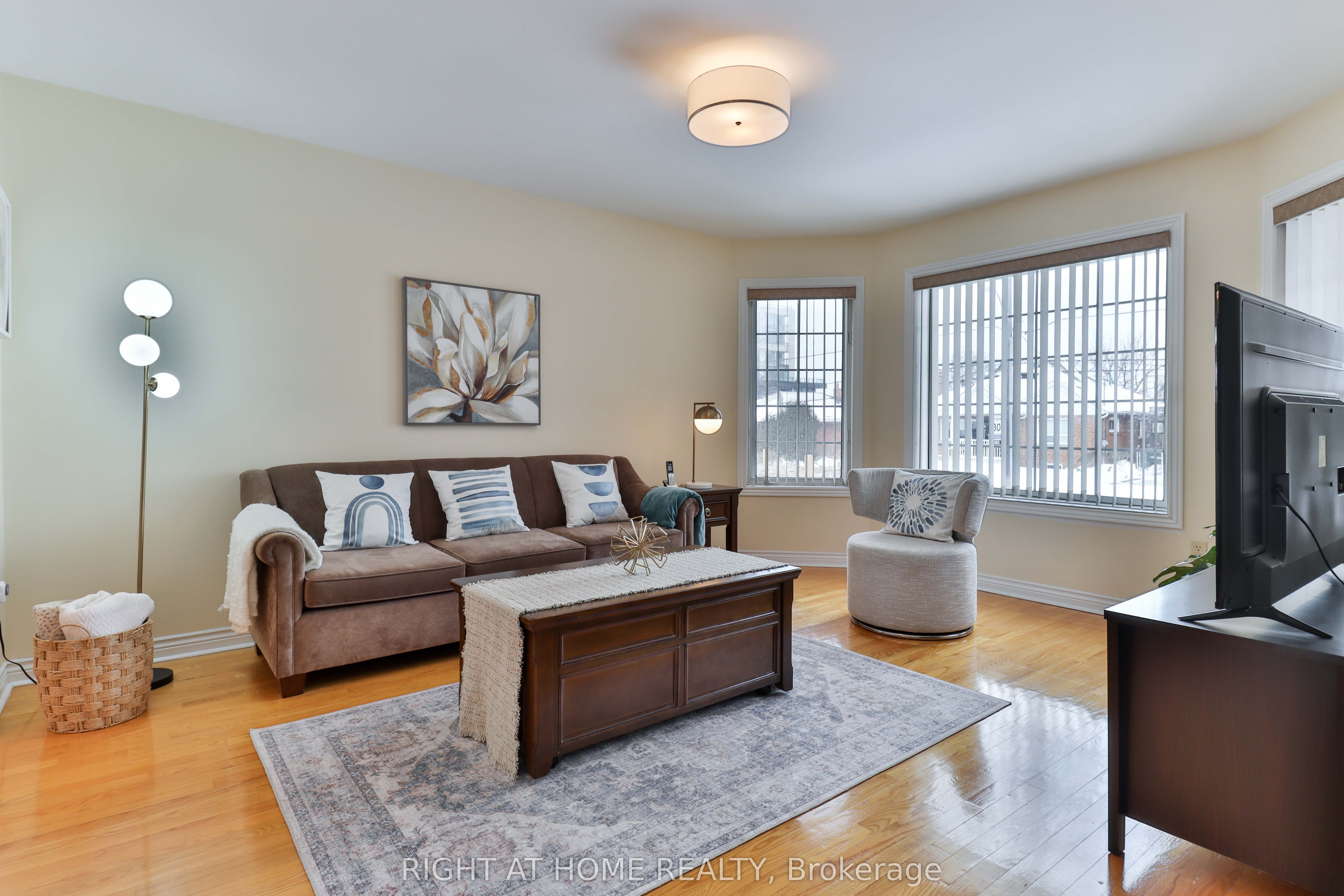 459 Maple Leaf Drive, Toronto, ON M6L 1R1 photo 2