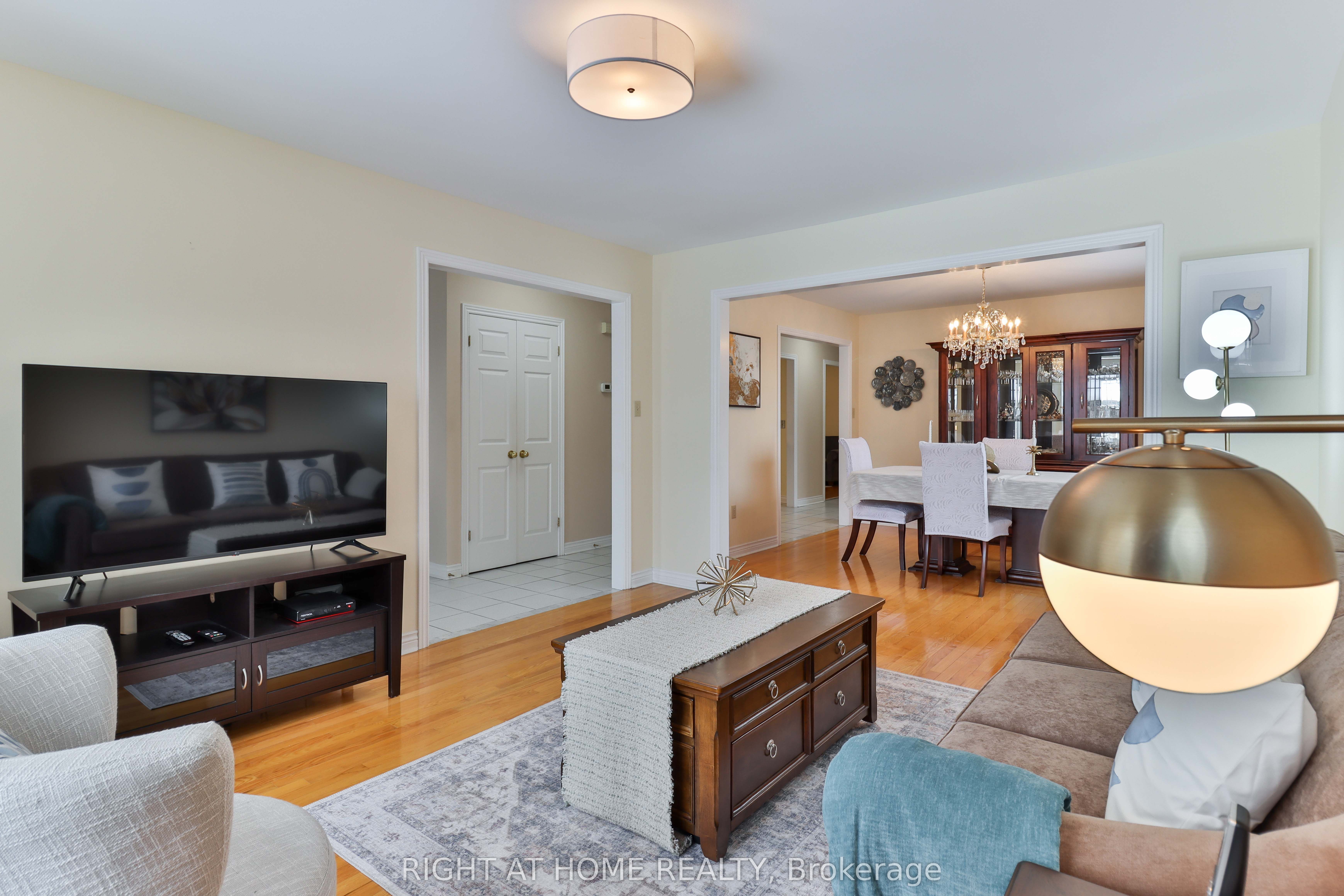 459 Maple Leaf Drive, Toronto, ON M6L 1R1 photo 3